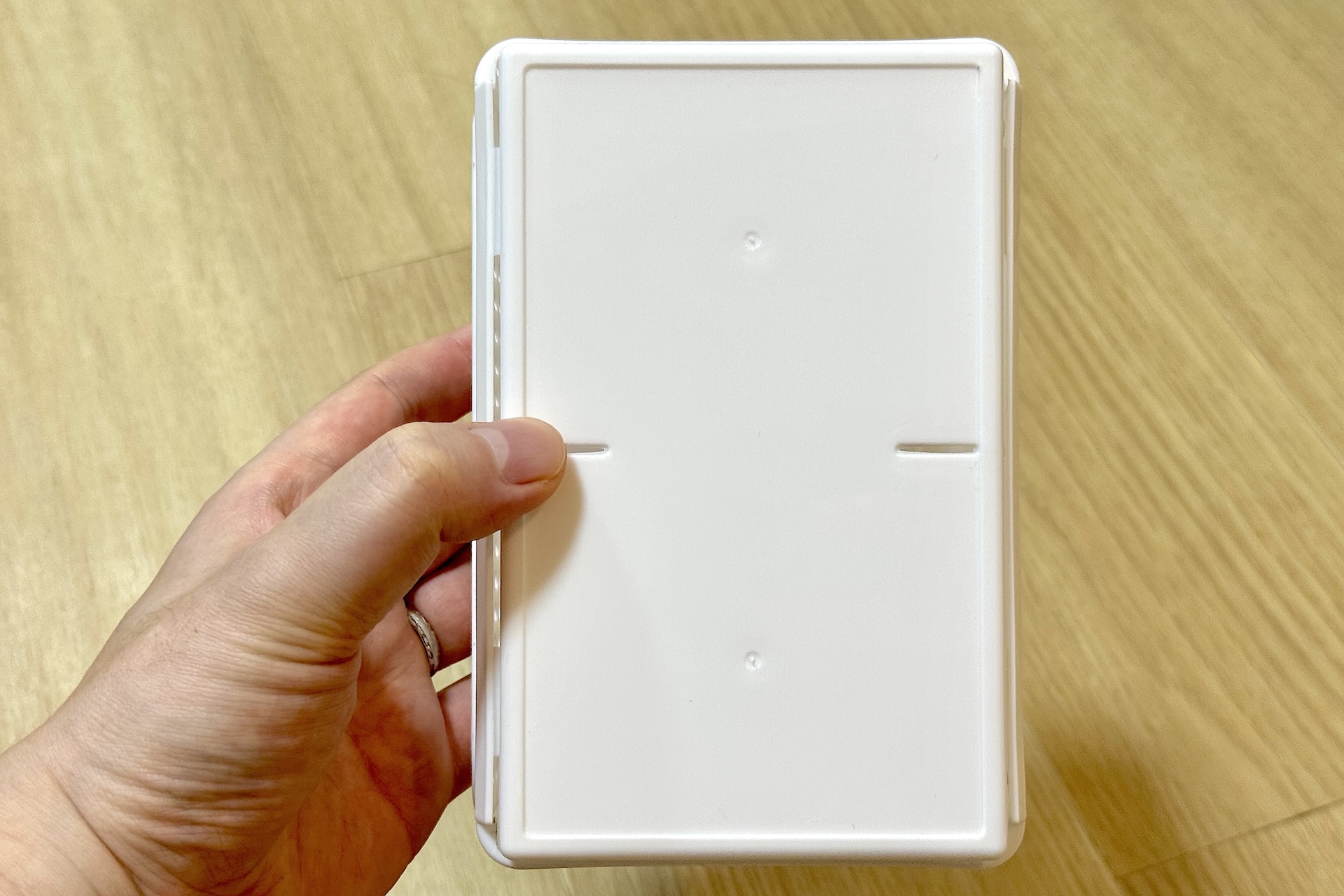 裏は無地でシンプルだ