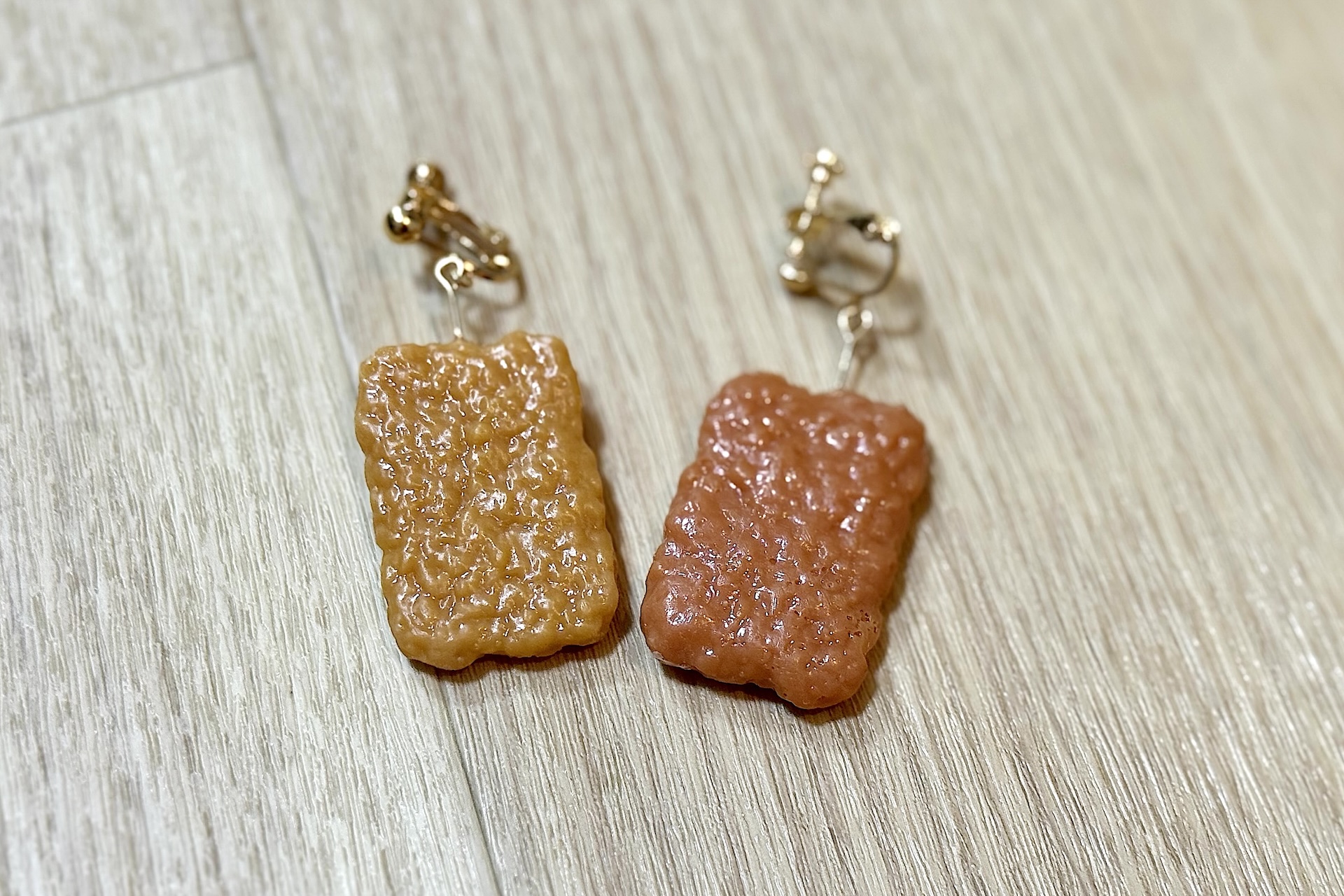 ファミチキ イヤリング。通常のファミチキと、ちょい辛がクセになるファミチキレッドの2種が再現されており、微妙に色が違うのがポイント