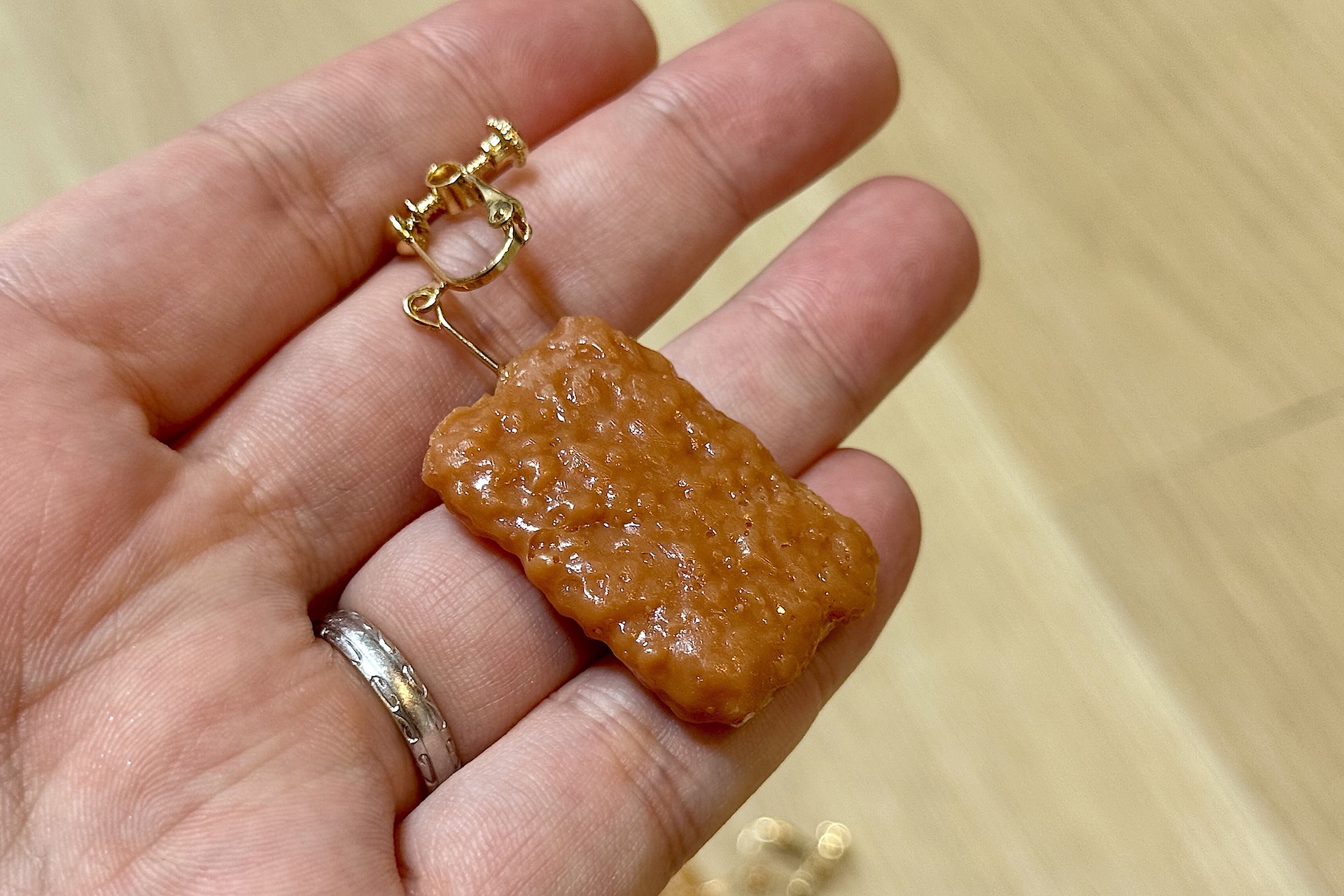 少し色が濃いのがファミチキレッド