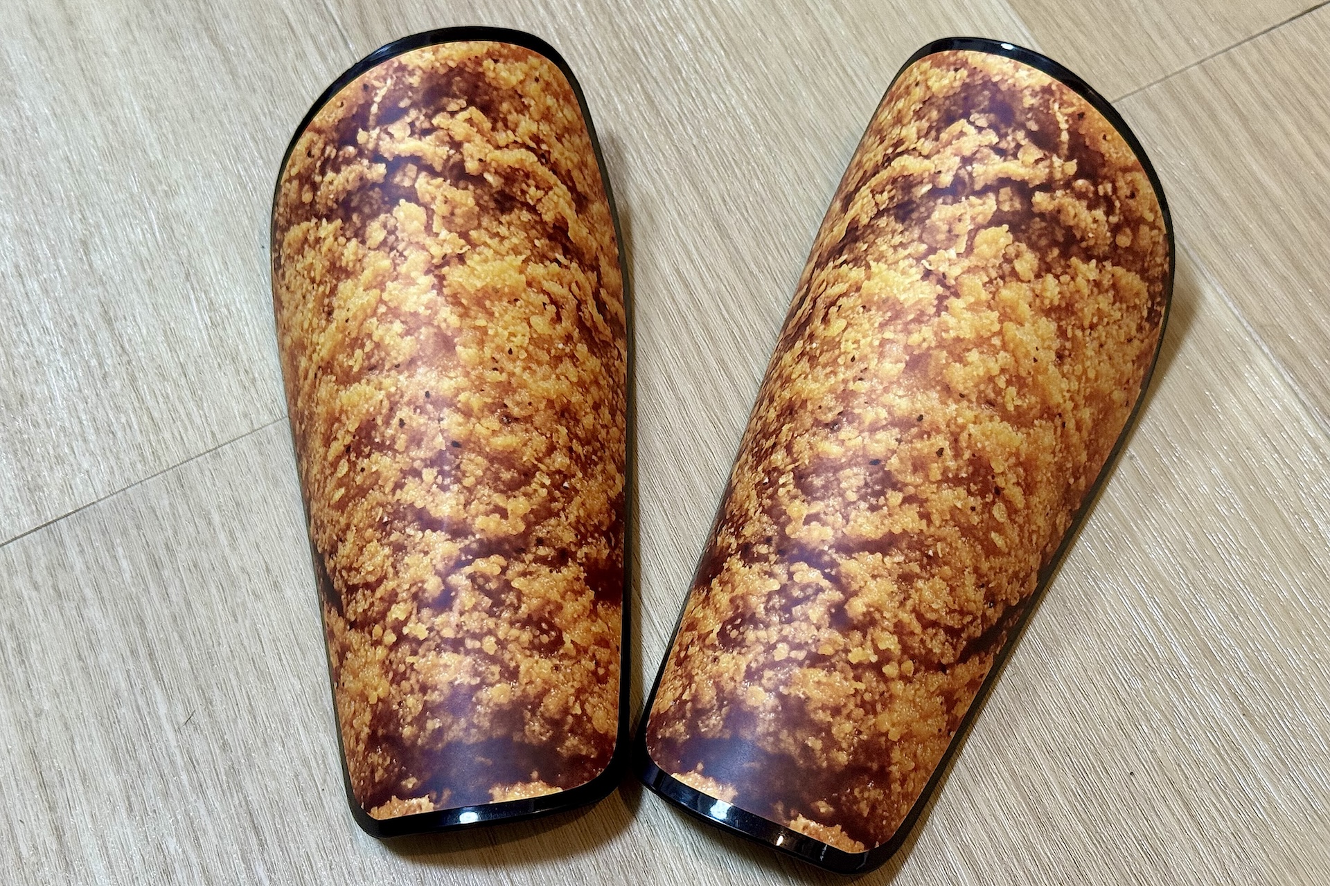 こちらが今回の景品の中でひときわ目立っているすね当て。ちなみになぜすね当て？という疑問が未だにぬぐえていない