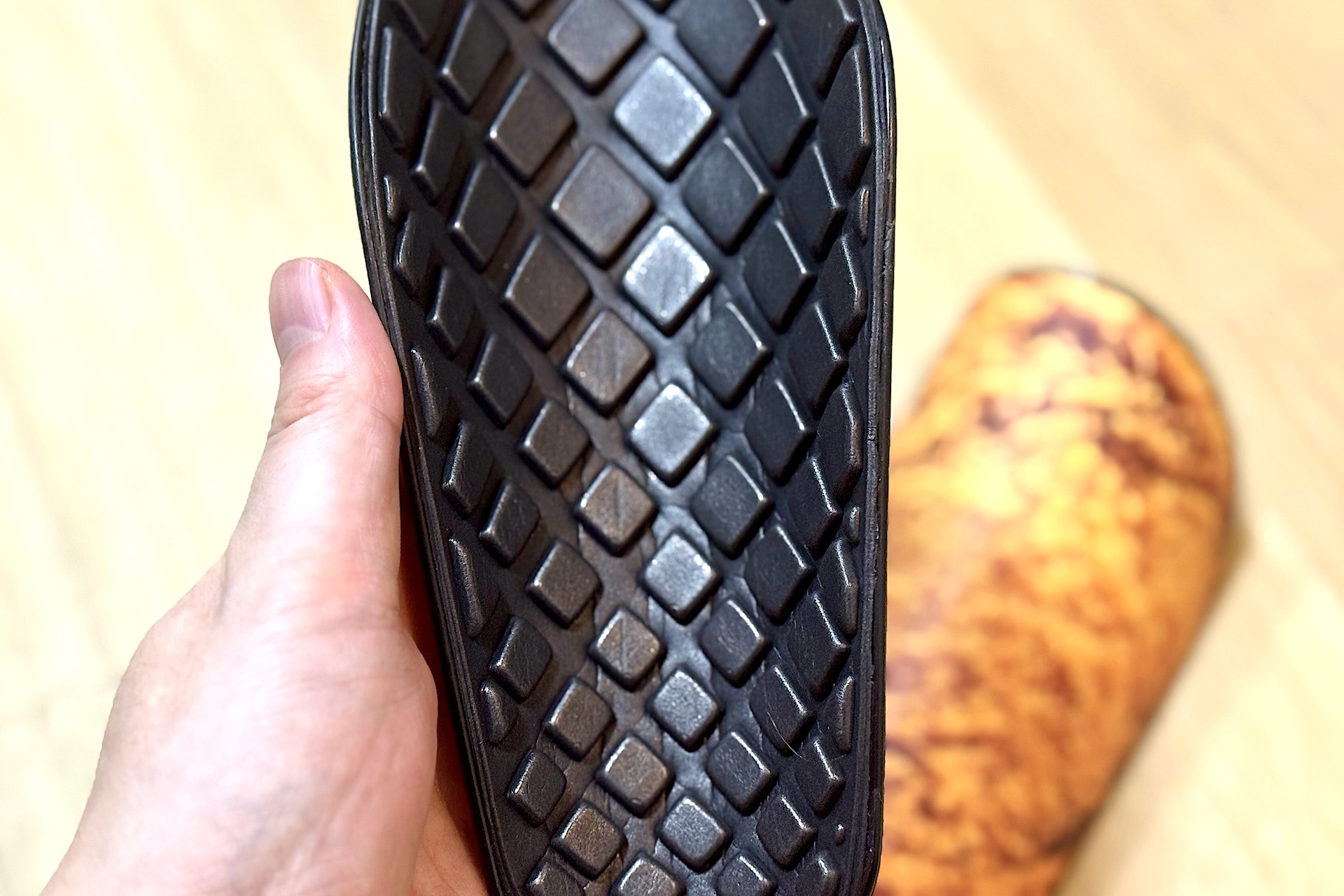 意外？にもしっかりした作りになっていて、裏はショック吸収性の柔らかい素材が使用されている