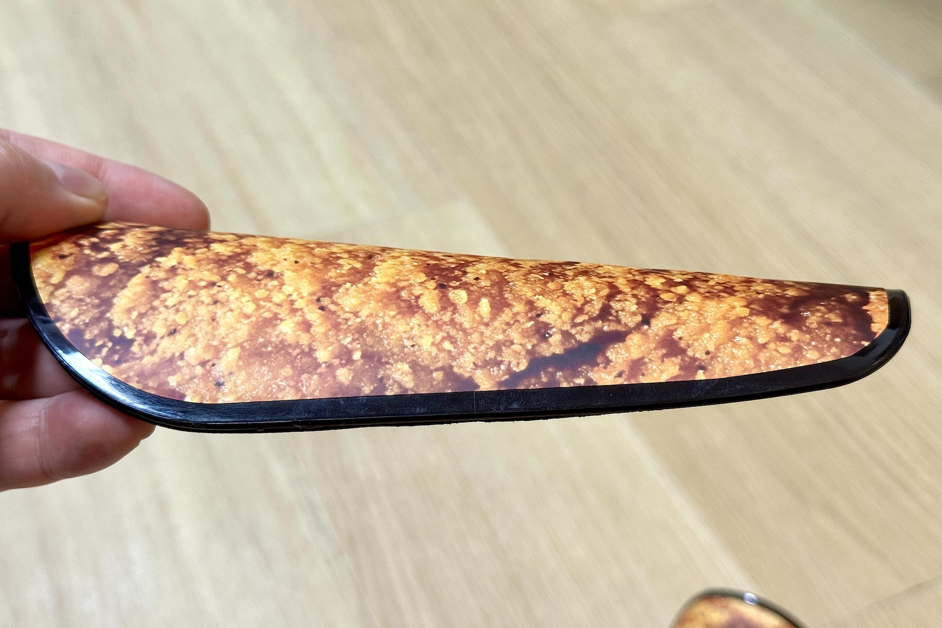 横から見てみると厚さはこんな感じ