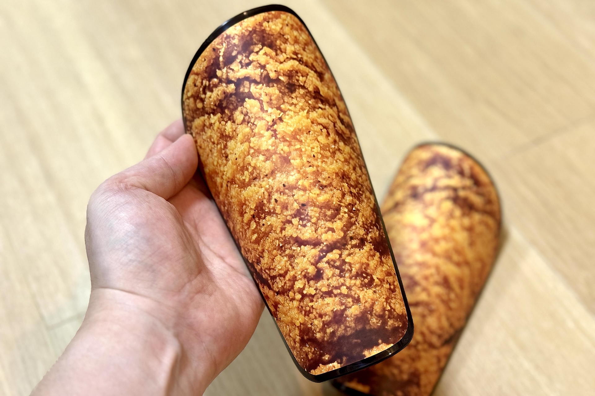 それにしてもかなりのファミチキ感。衣のザクザク感がわかるプリントデザインになっていて見ているとお腹が空いてくる……