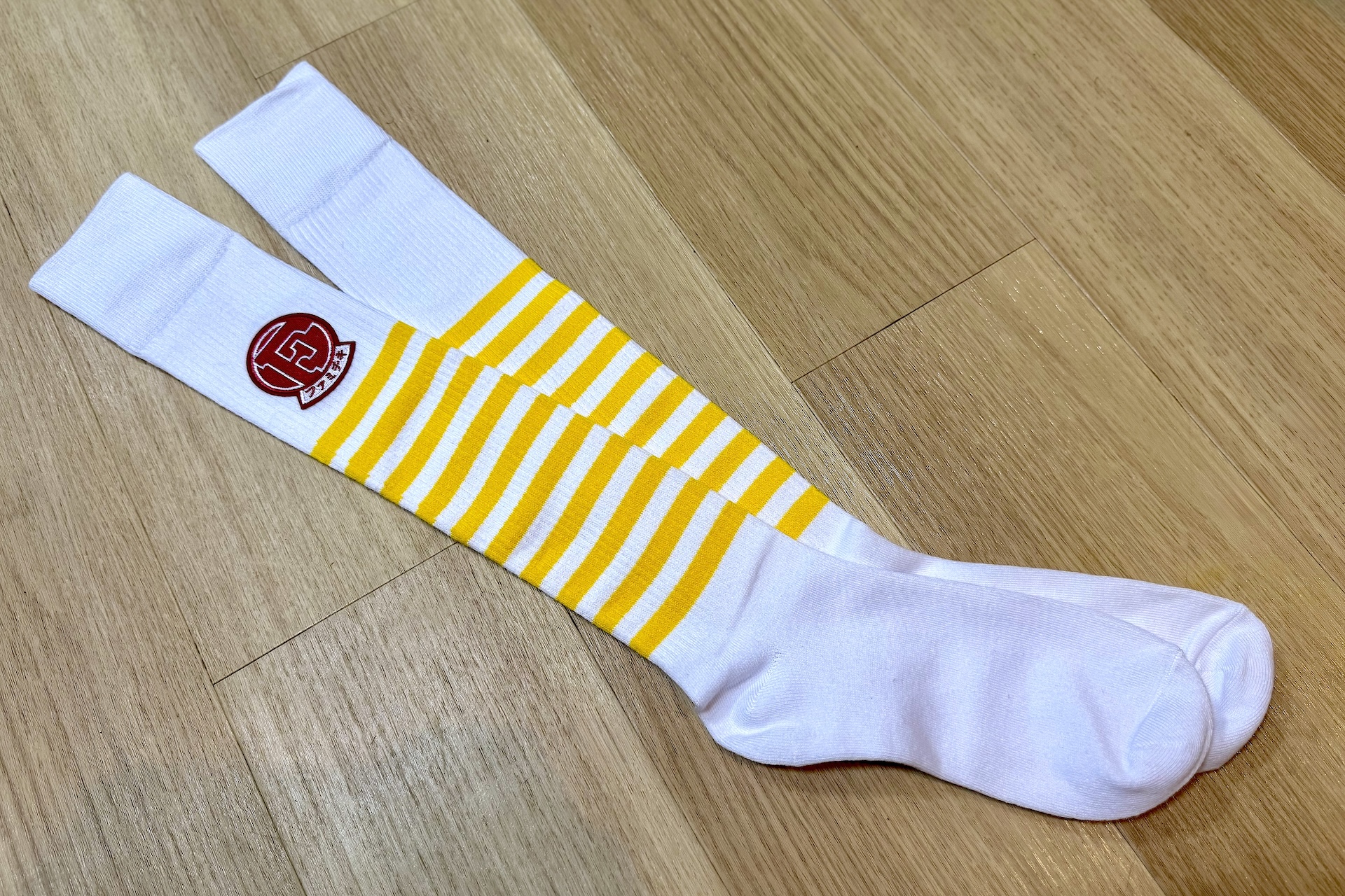 こちらがすね当てと一緒に付いてくるソックス。かなり長いハイソックスとなっている