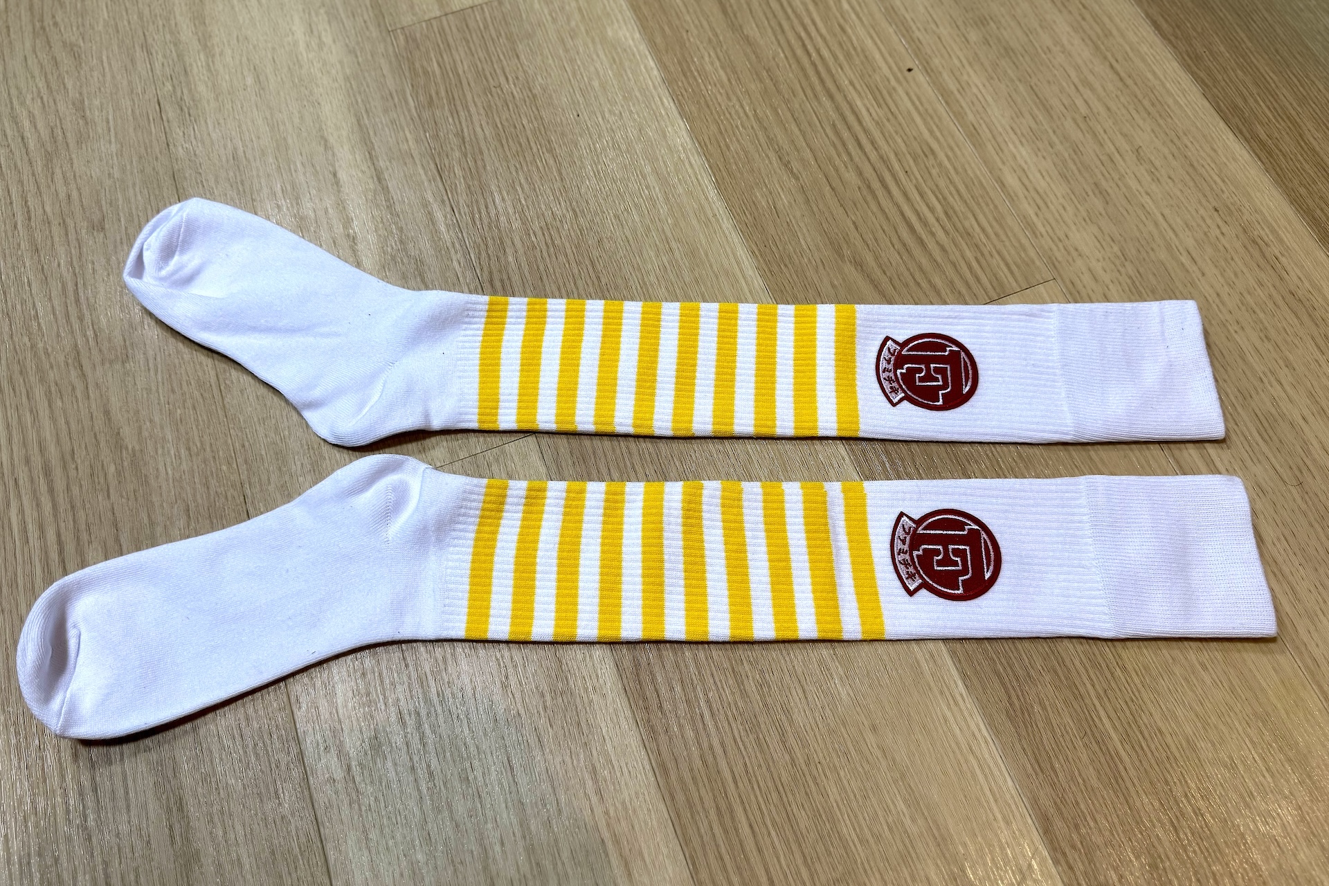 左右どちらも同じデザインで、外側にロゴが。