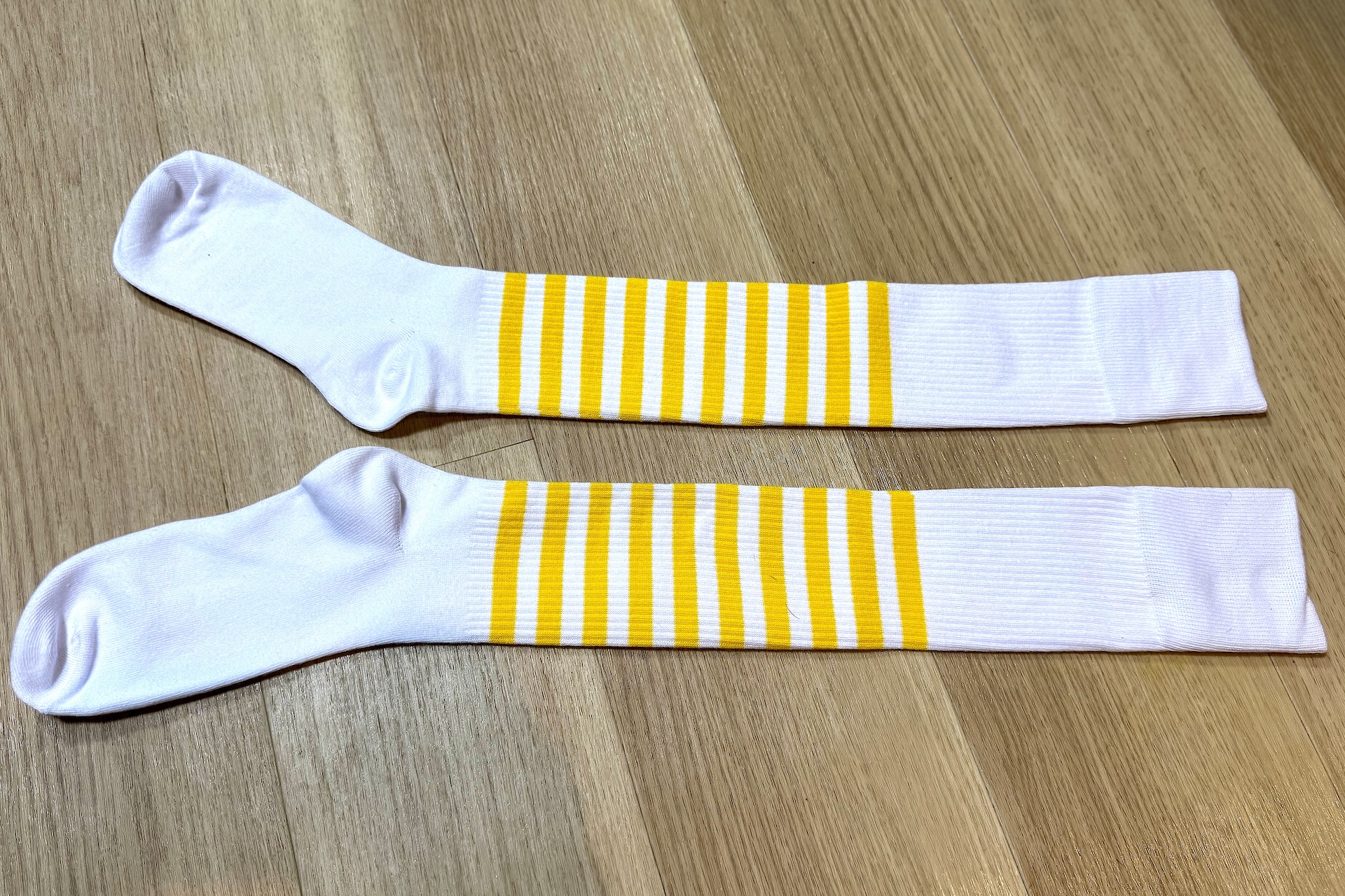 こっちは内側。ファミチキの袋をイメージした黄色のラインが良いアクセントになっている