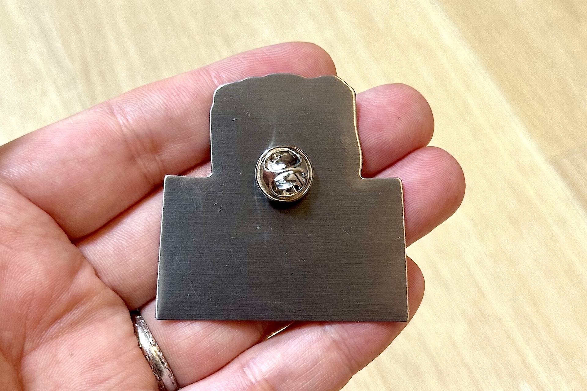 こちらは裏側。針のキャップを外すだけの簡単タイプ