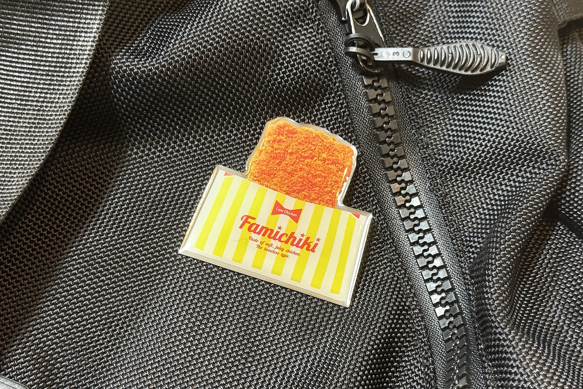 バッグにつけてみた。黒などシンプルな柄に合わせると結構目立つ