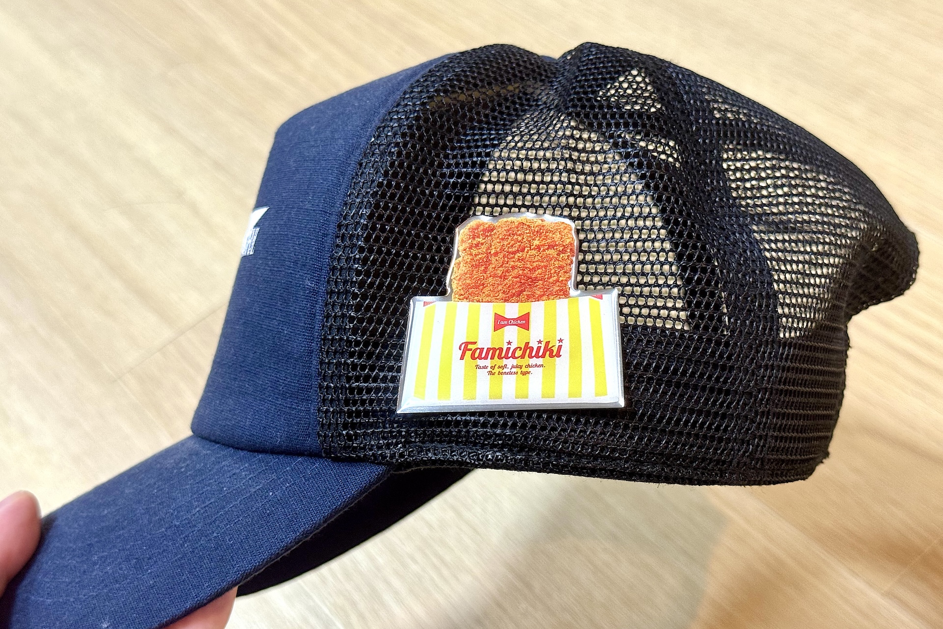 メッシュキャップにも付けてみた。こちらの方がサイズ感がわかりやすいかと思うが、結構デカいのだ