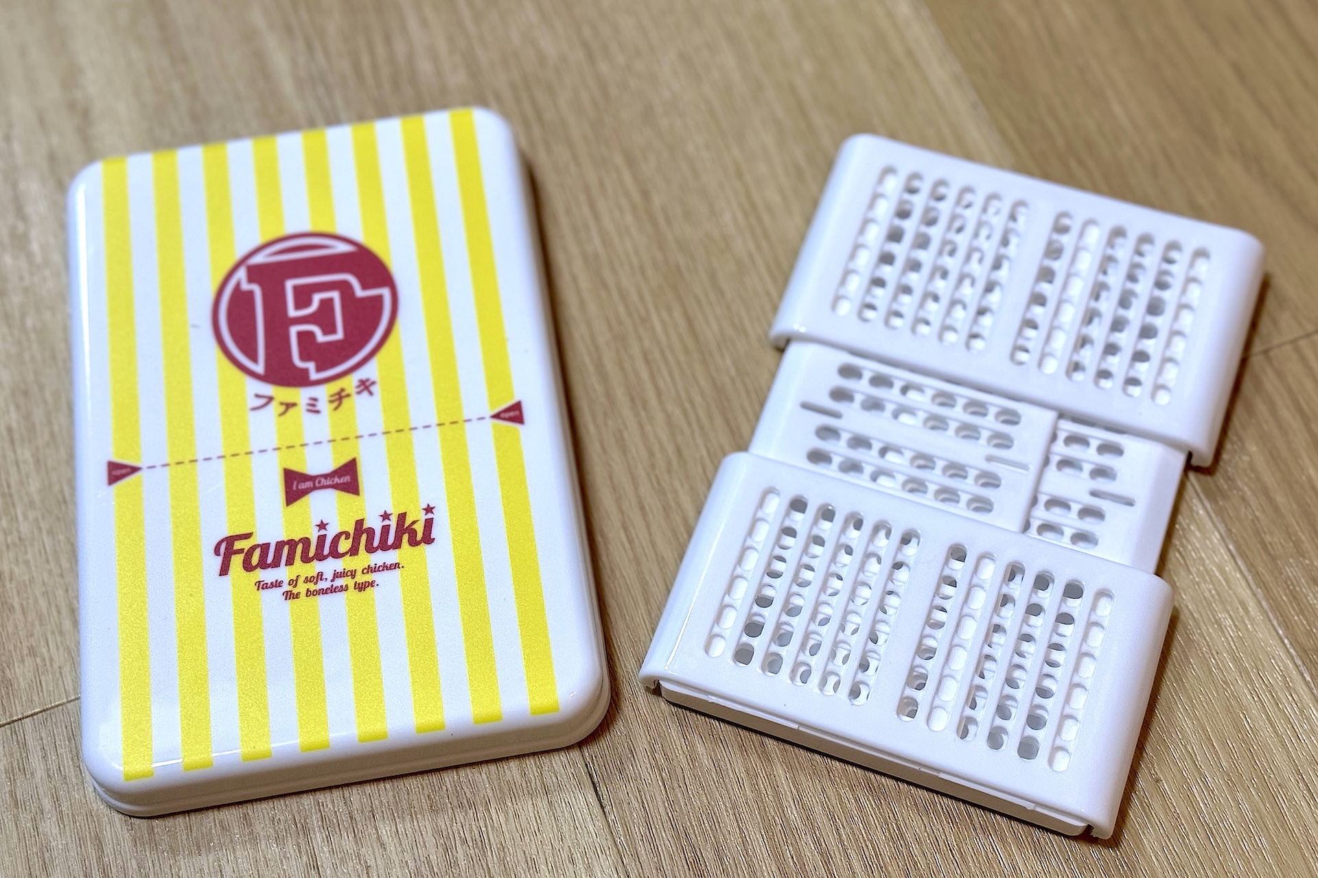 ファミチキ ランチ BOX。箱部分は折りたたみ式になっているのでかさばらず収納しやすい