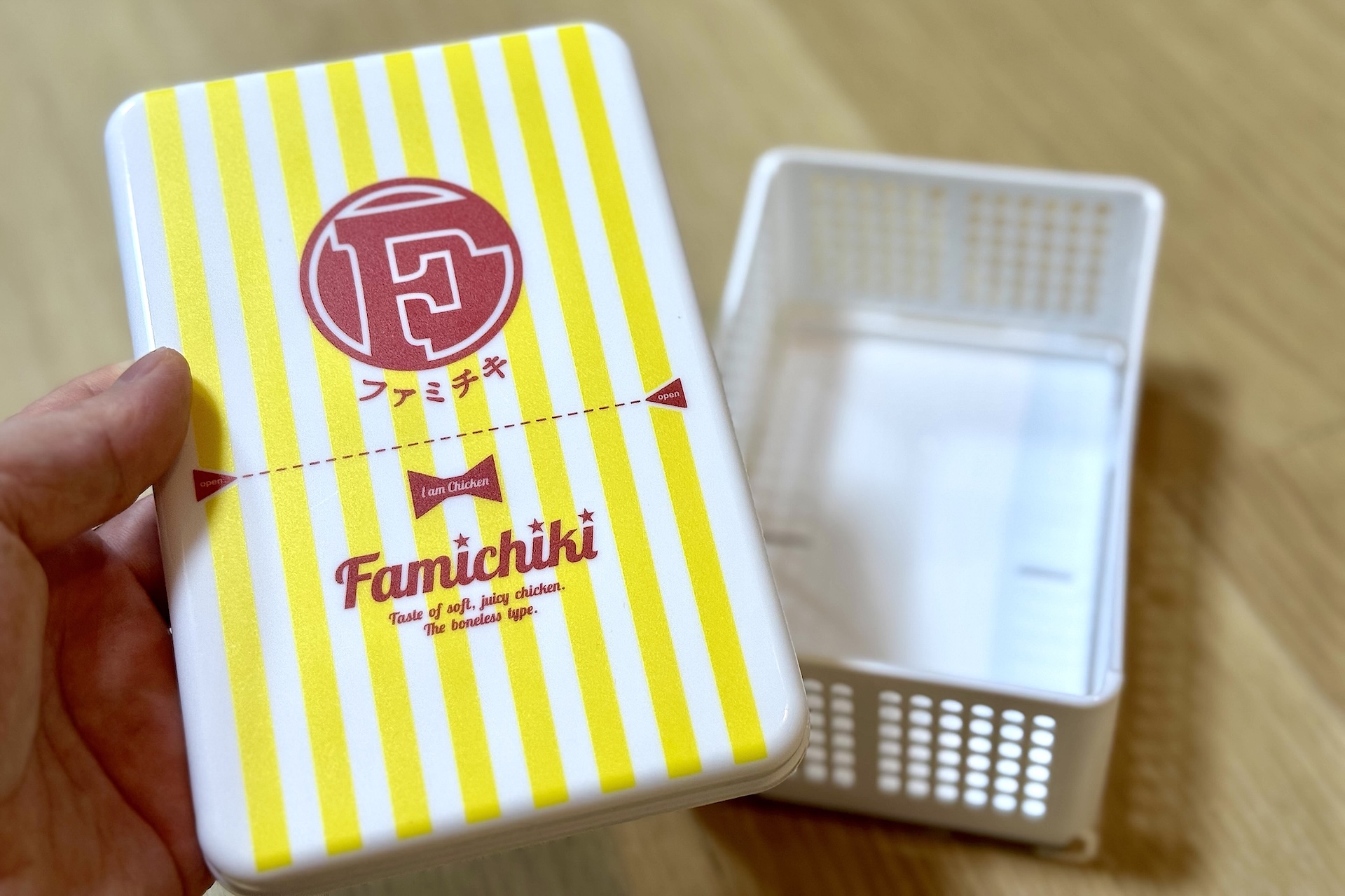 蓋はお馴染みファミチキの袋風