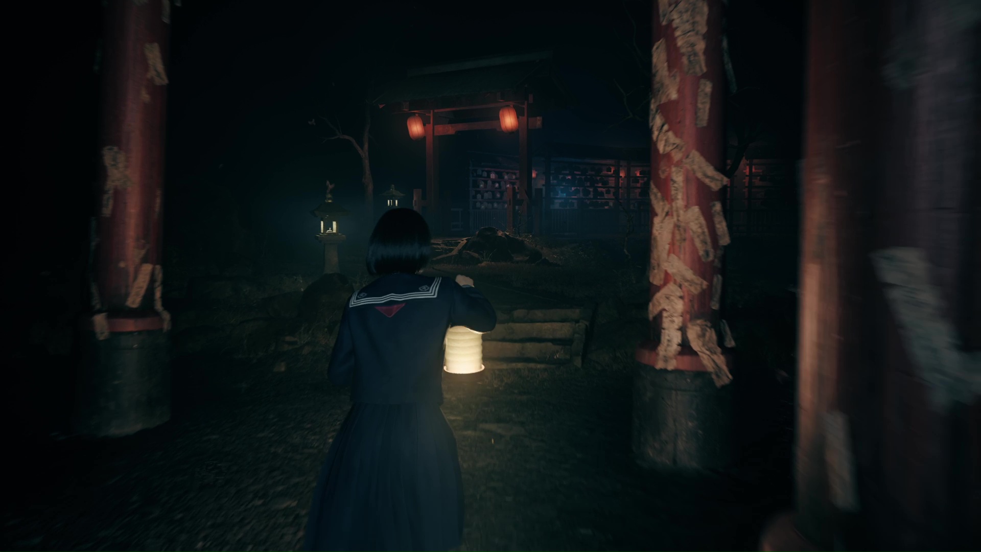 表の世界とはまた違った、美しくも不気味な空気に満ちている