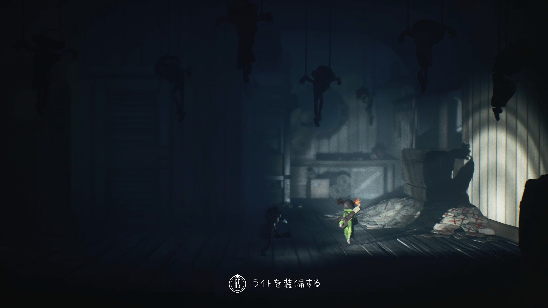 薄暗い場所では手持ちの懐中電灯で周囲を照らす事ができる