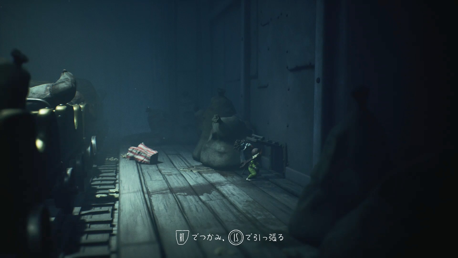 2人揃って小さな扉を持ち上げて中に入っていく。こうしたいつもと異なるアクションが発生する際には画面下部に操作方法が提示される