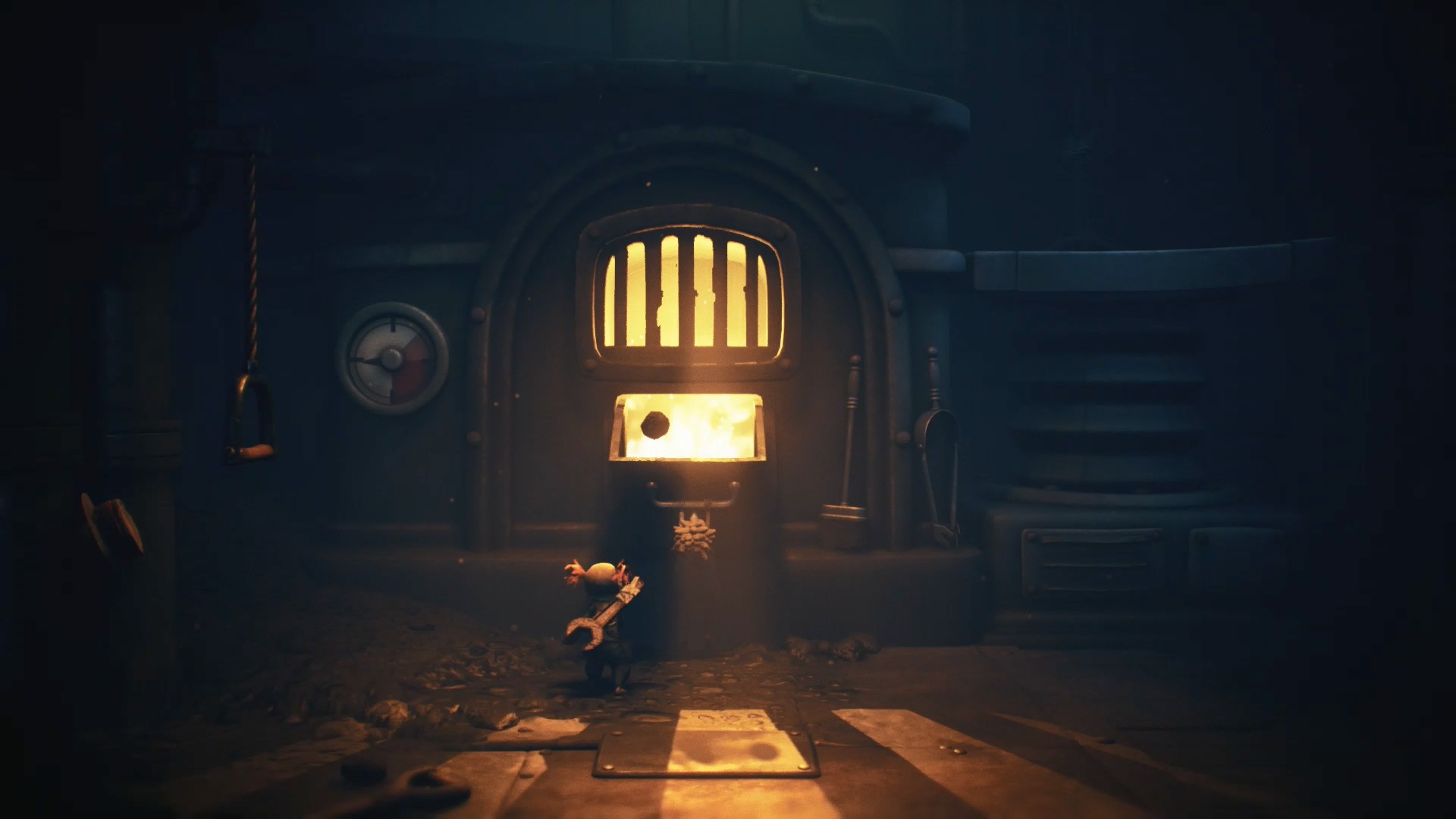 1人が炉の蓋をぶら下がって開けておき、そこに燃料を投げてもらう作戦を試す。燃料が投下されると左のメーターが上がっていき……