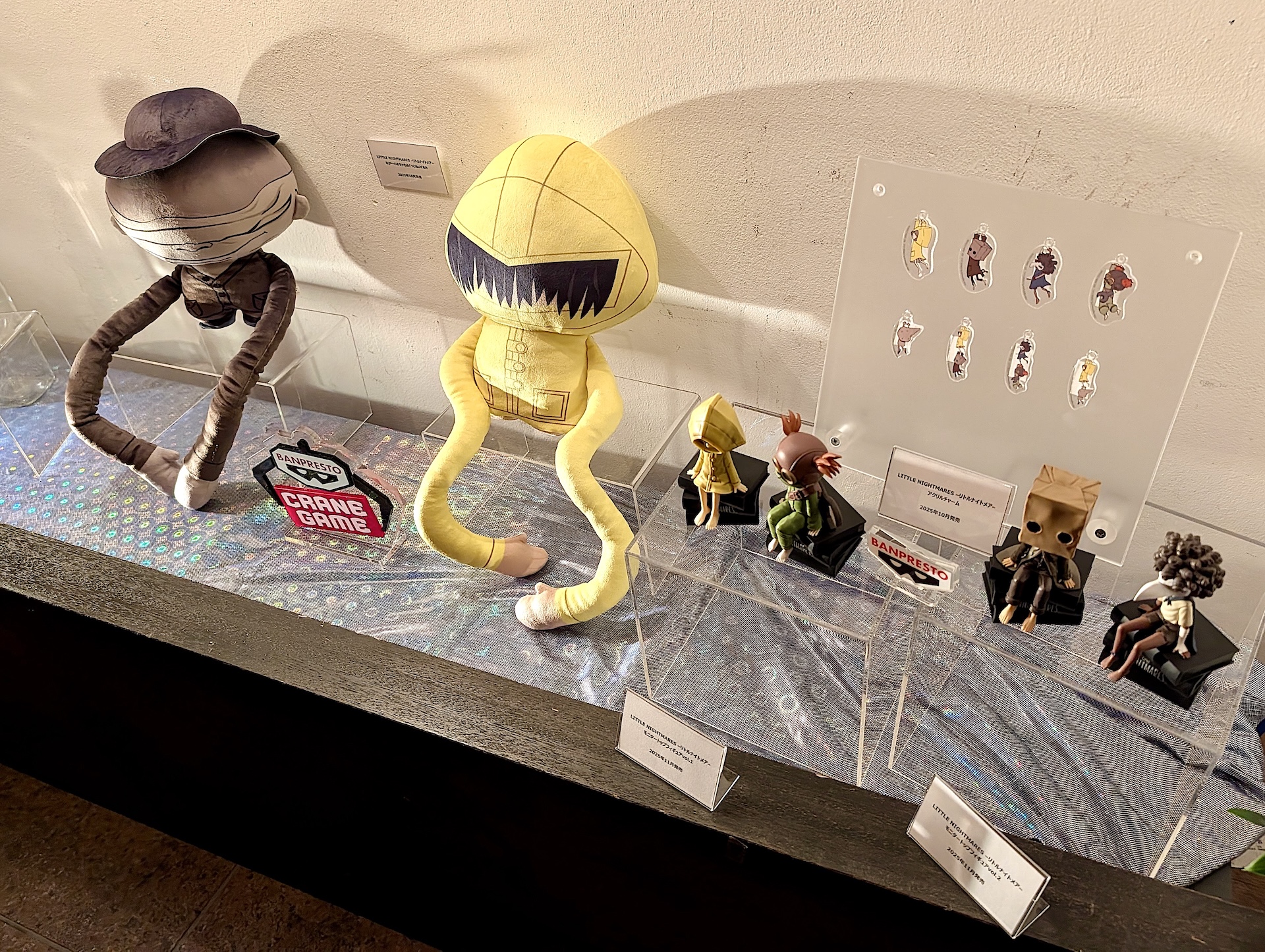 会場にはグッズの展示も。「リトルナイトメア」シリーズをモチーフにしたプライズなども展開される予定