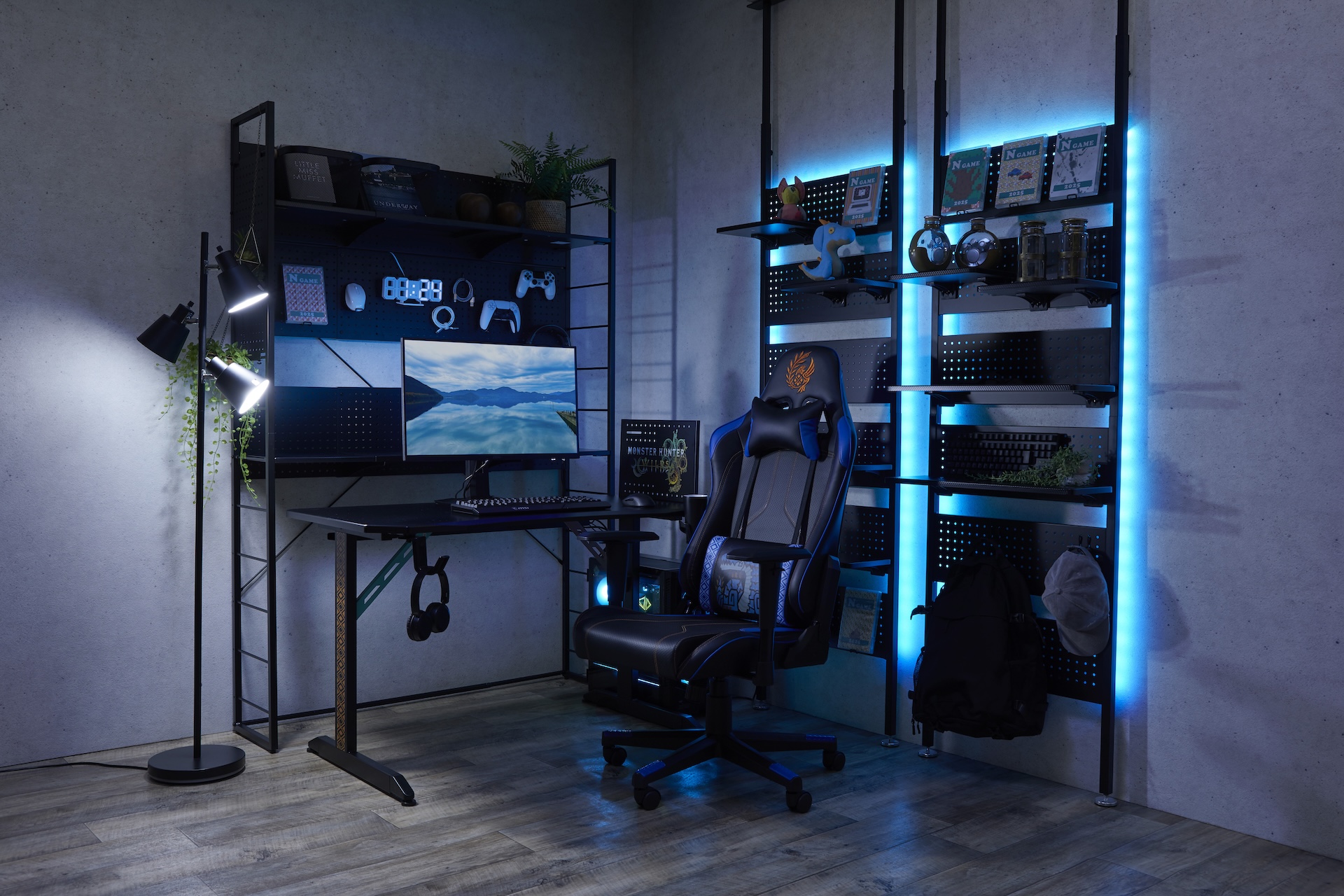 small space, big immersion：狭い空間でも最大限に没入できる工夫が満載。「モンスターハンターワイルズ」とのコラボ商品も展示