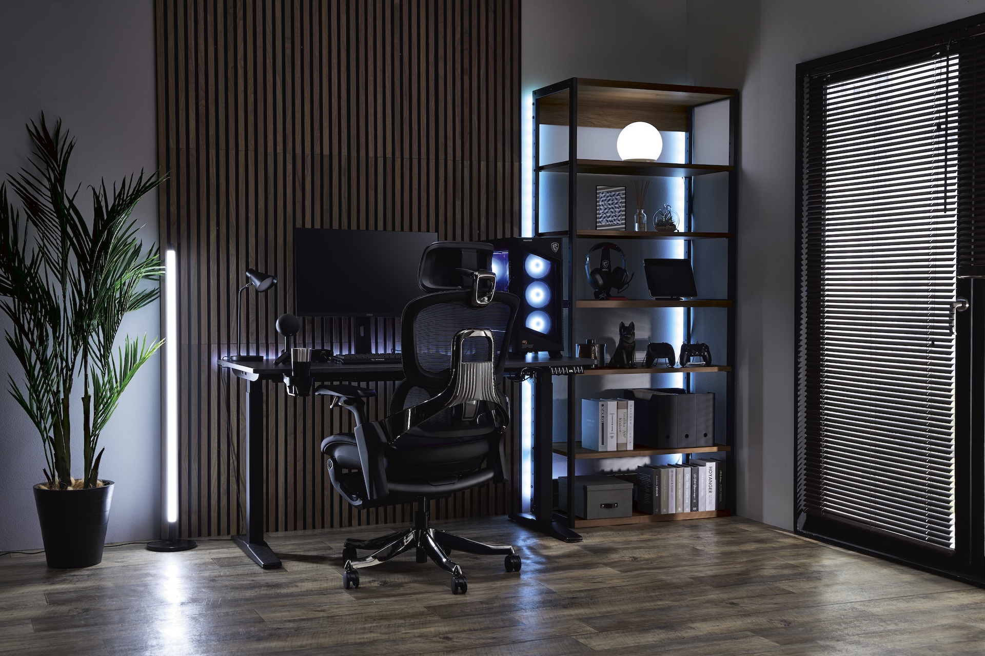 high performance playroom：長時間のゲームプレイも疲れにくい高機能チェアと、作業スタイルに合わせて高さ調節できる電動昇降デスクを展示