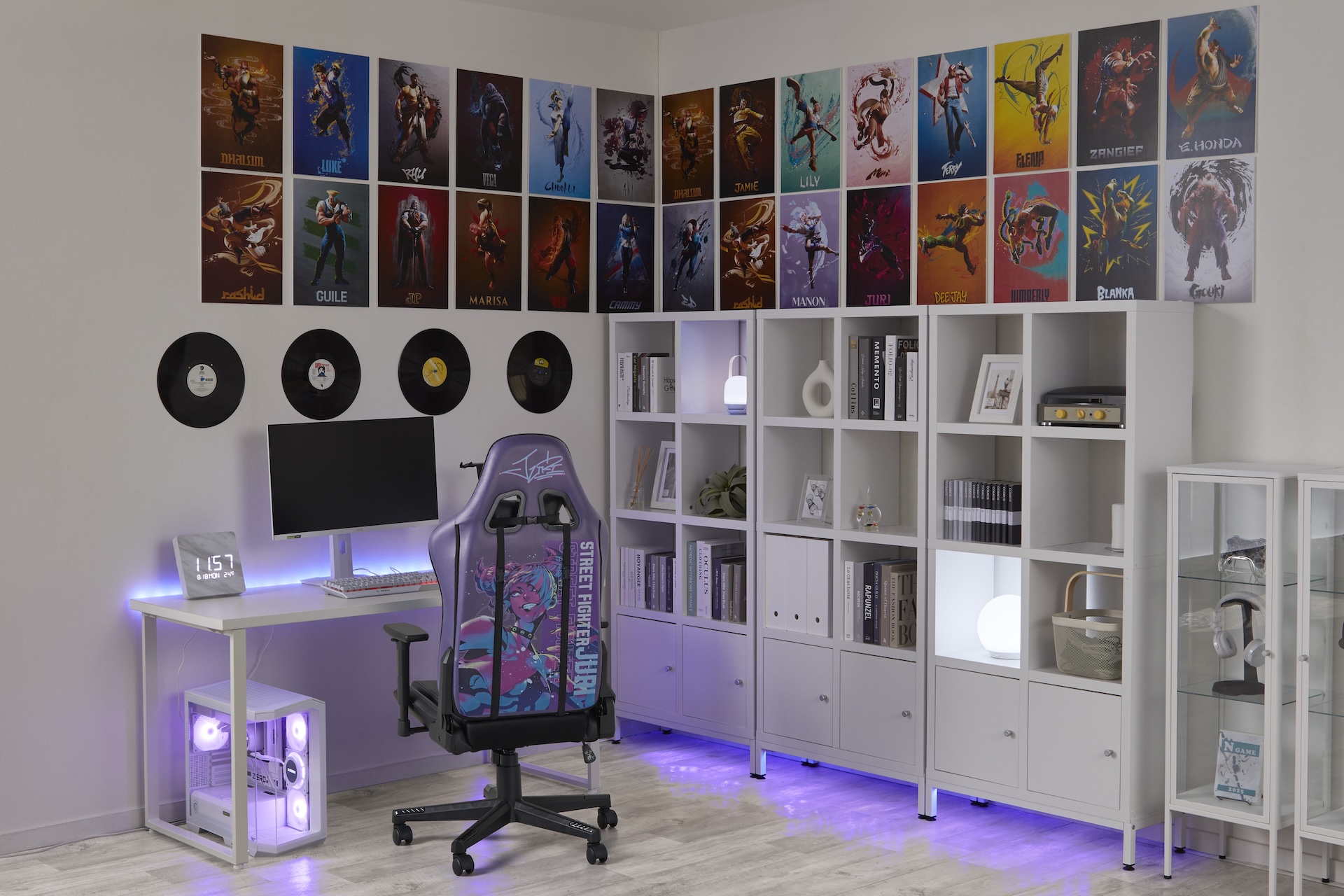 Oshi-room：推しキャラやグッズをたくさん飾りたい方におすすめの部屋。「ストリートファイター6」のグッズやキャラクターポスター、ジュリデザインの椅子が並ぶ