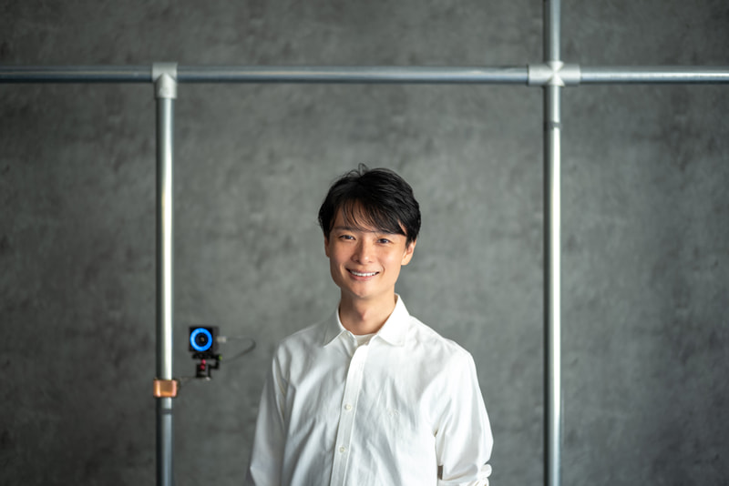 ディレクターの由良浩明氏