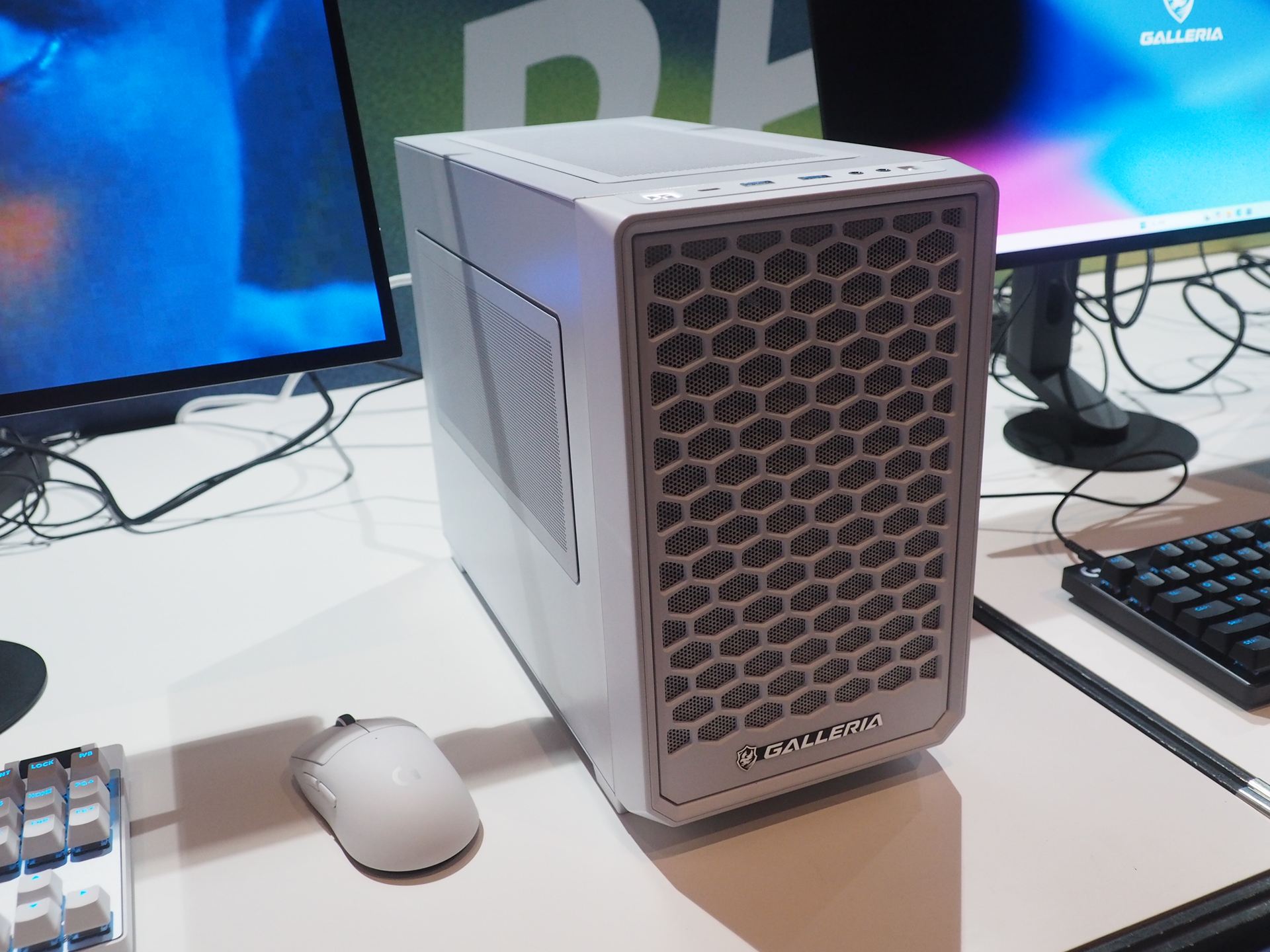 コンパクトなeシリーズの試作機。実際に発売される製品はデザインも大きく変わる予定だ