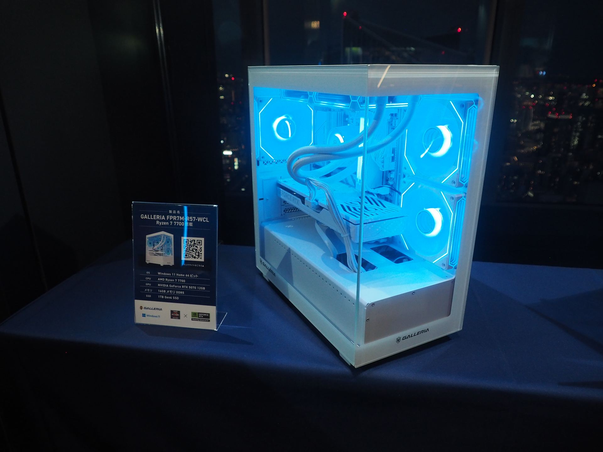 ピラーレスデザインで中のパーツも白で統一されたカラーリンクモデル「GALLERIA FPR7M-R57-WCL」