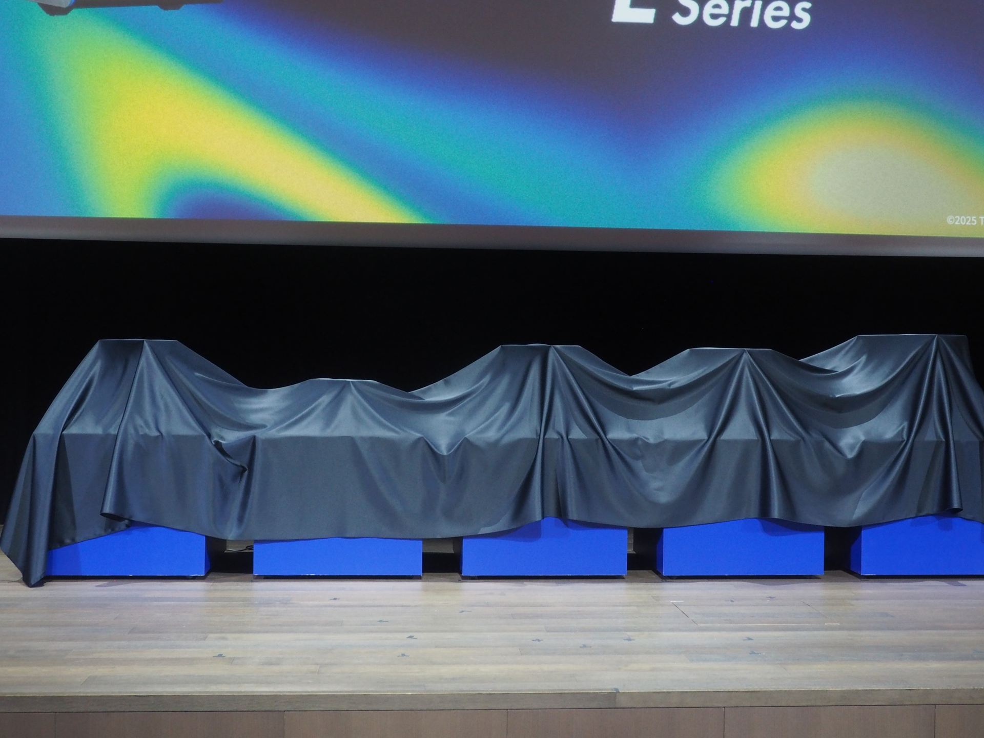 新製品には布がかぶせられていた