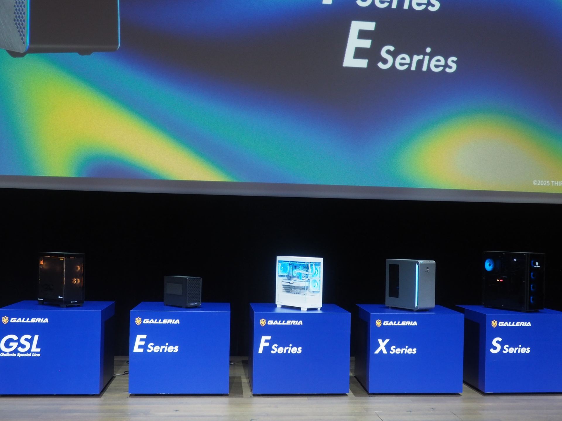 布が取り払われ、新製品4シリーズと1カテゴリがお披露目された