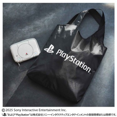 「MonoMaster 2025年11月号」付録。初代「PlayStation」モチーフの収納ケース＆ロゴバッグ