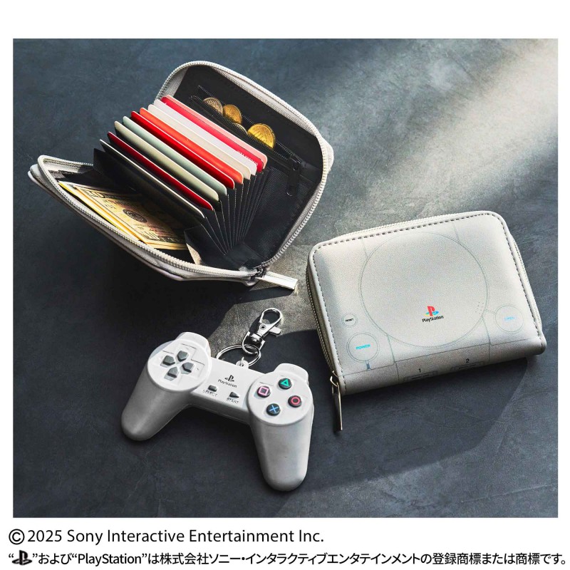 「MonoMaster 2025年11月号増刊」付録。初代「PlayStation」モチーフのじゃばら式財布＆コントローラーの握れるマスコットキーホルダー