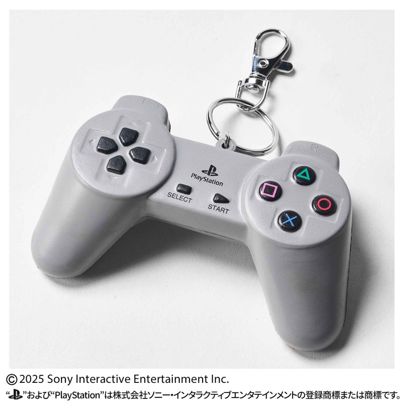 マスコットキーホルダーは、初代「PlayStation」のコントローラー本物そっくり