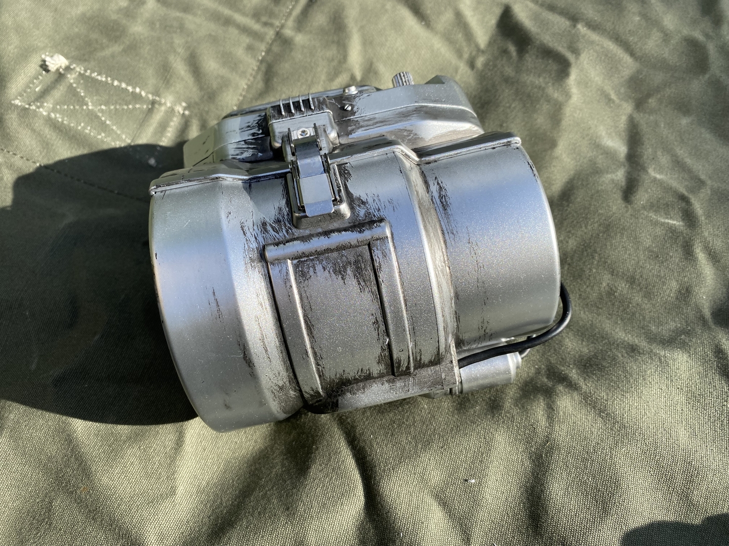 側面。中央の留め具を外すと開くようになっている。ワンタッチなので着脱しやすい