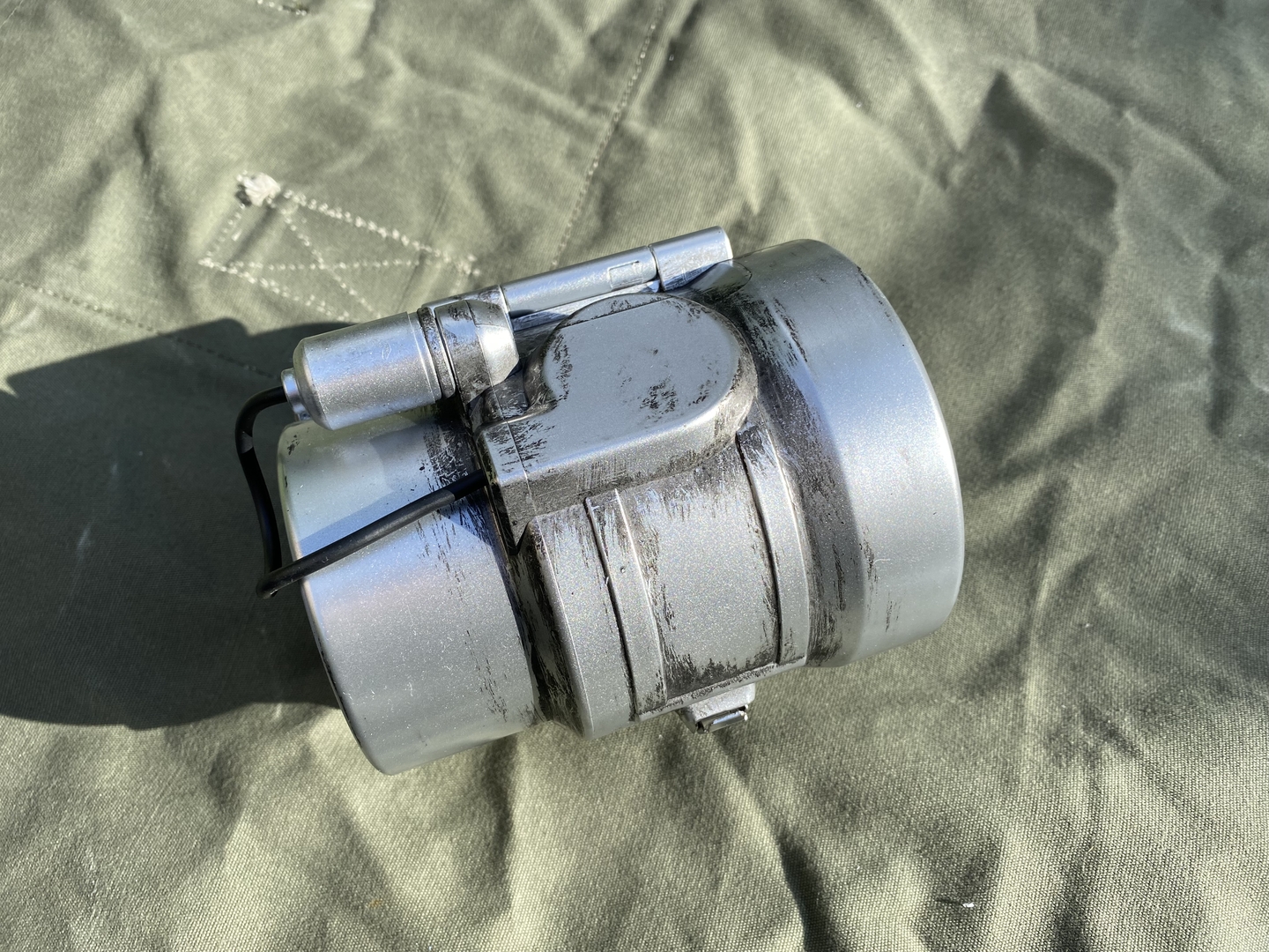 裏面2。コードが伸びている部分はゲームでVaultのドアを開くときに接続している部分と思われる。本商品の場合は充電する際に使う