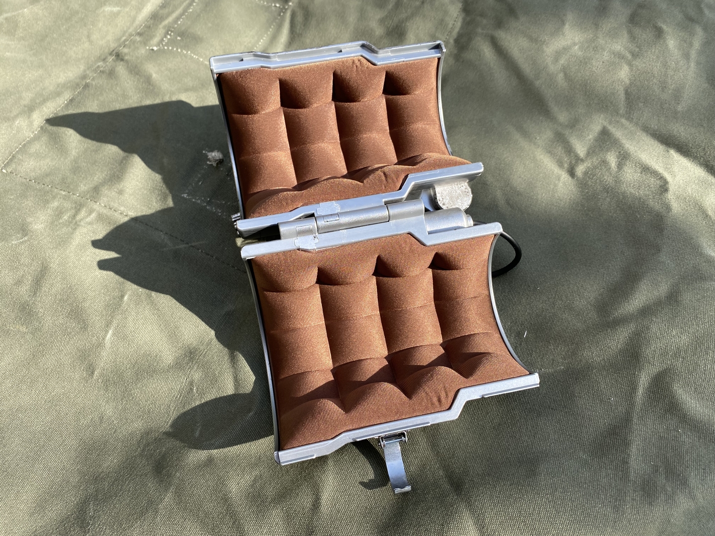 開いた状態。低反発クッションで腕の太さは多少の融通が利く