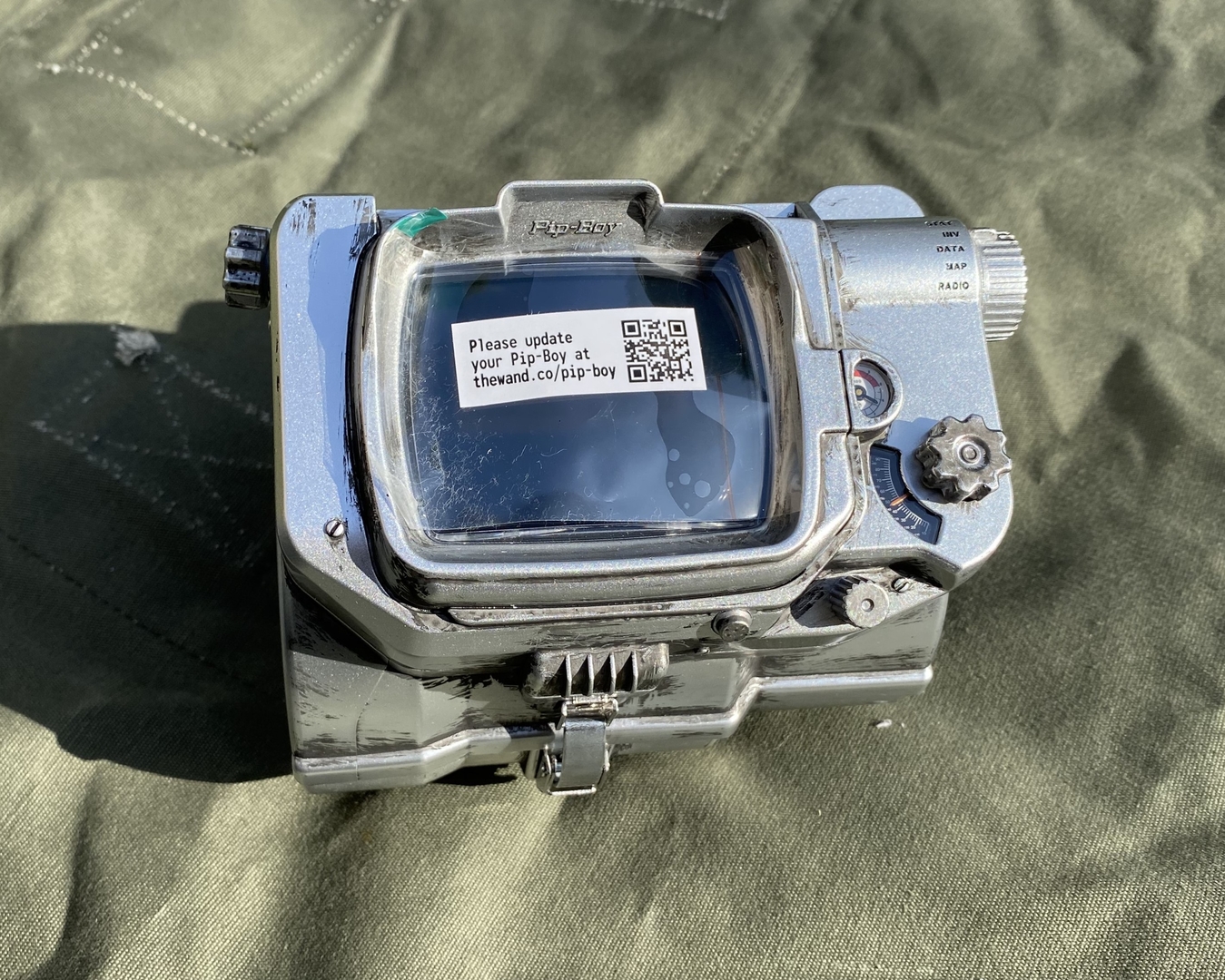 保護フィルムは捨ててはいけない。フィルムに描かれたQRコードからはPC経由で中身のアップデートファイルをダウンロードできる。結構機能が追加されるので絶対にアップデートしてほしい