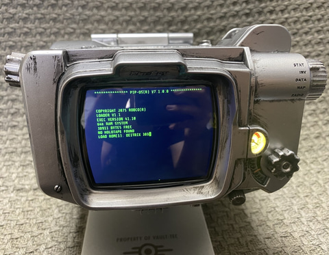 フォールアウト」ドラマ版「Pip-Boy レプリカ」レビュー - GAME