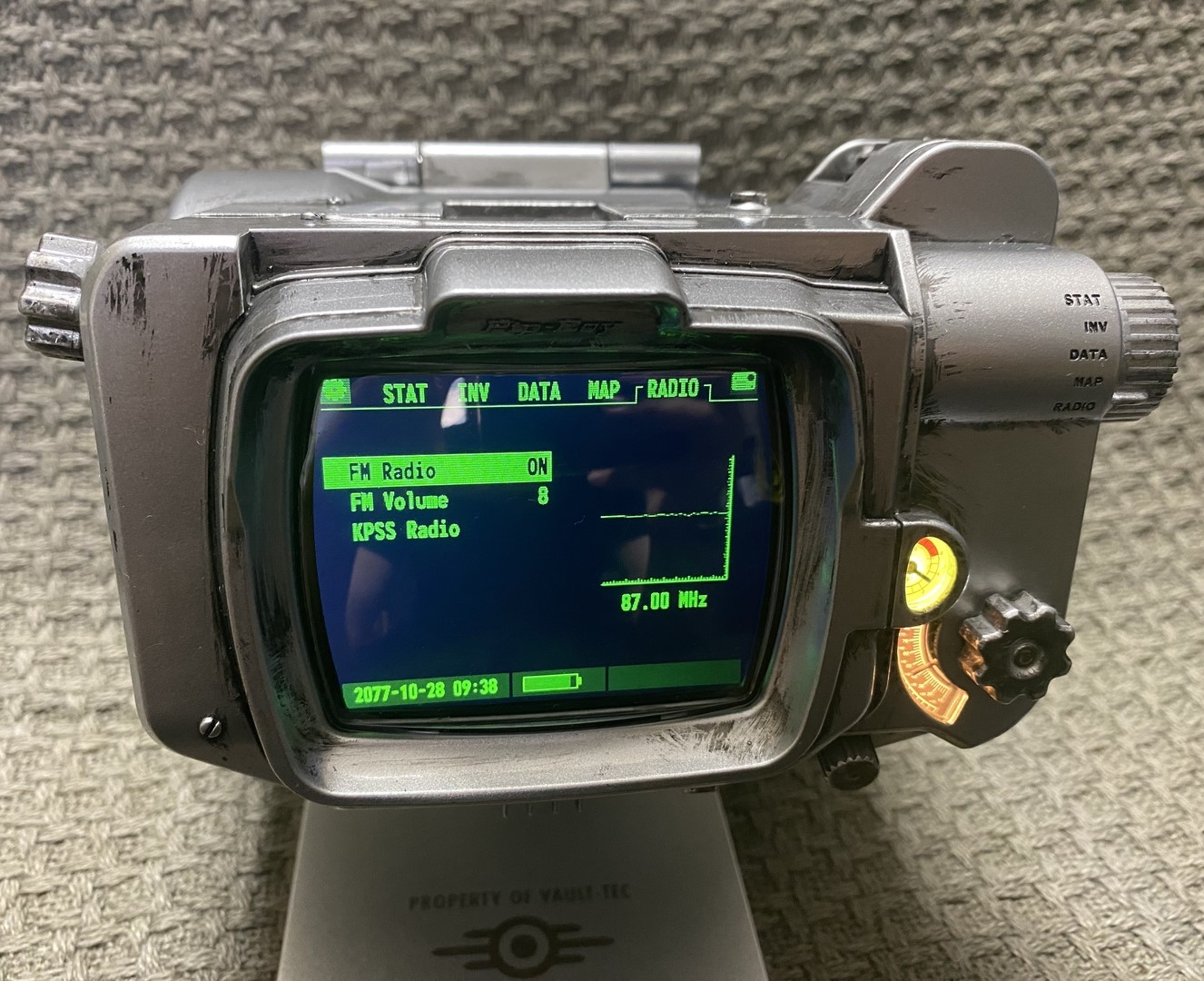 ラジオモード。KPSSラジオが収録されているほか、FMで周波数を調整すると現実のラジオを受信できる