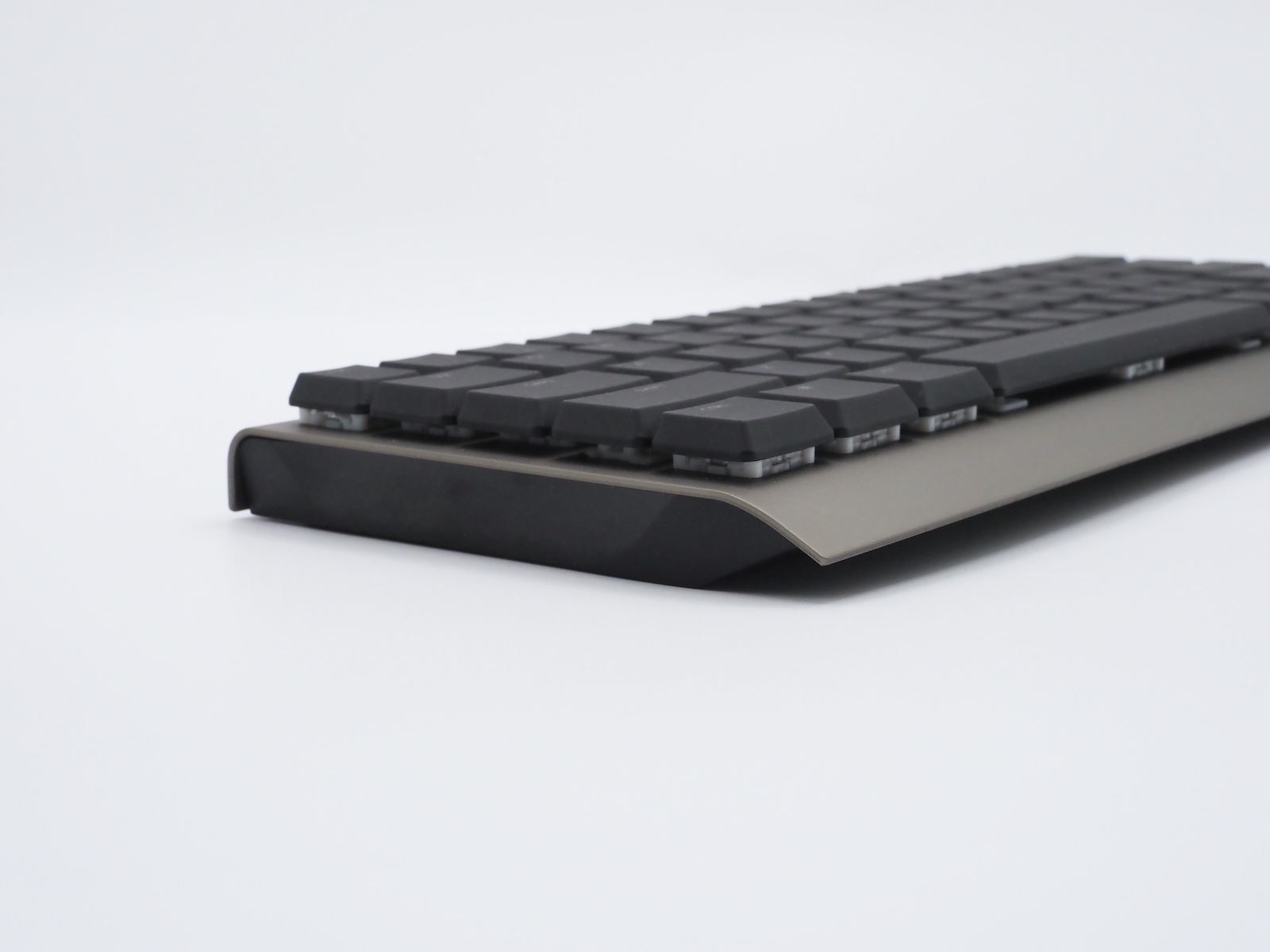 左右側面は光沢仕様で、デザインにメリハリをつけている