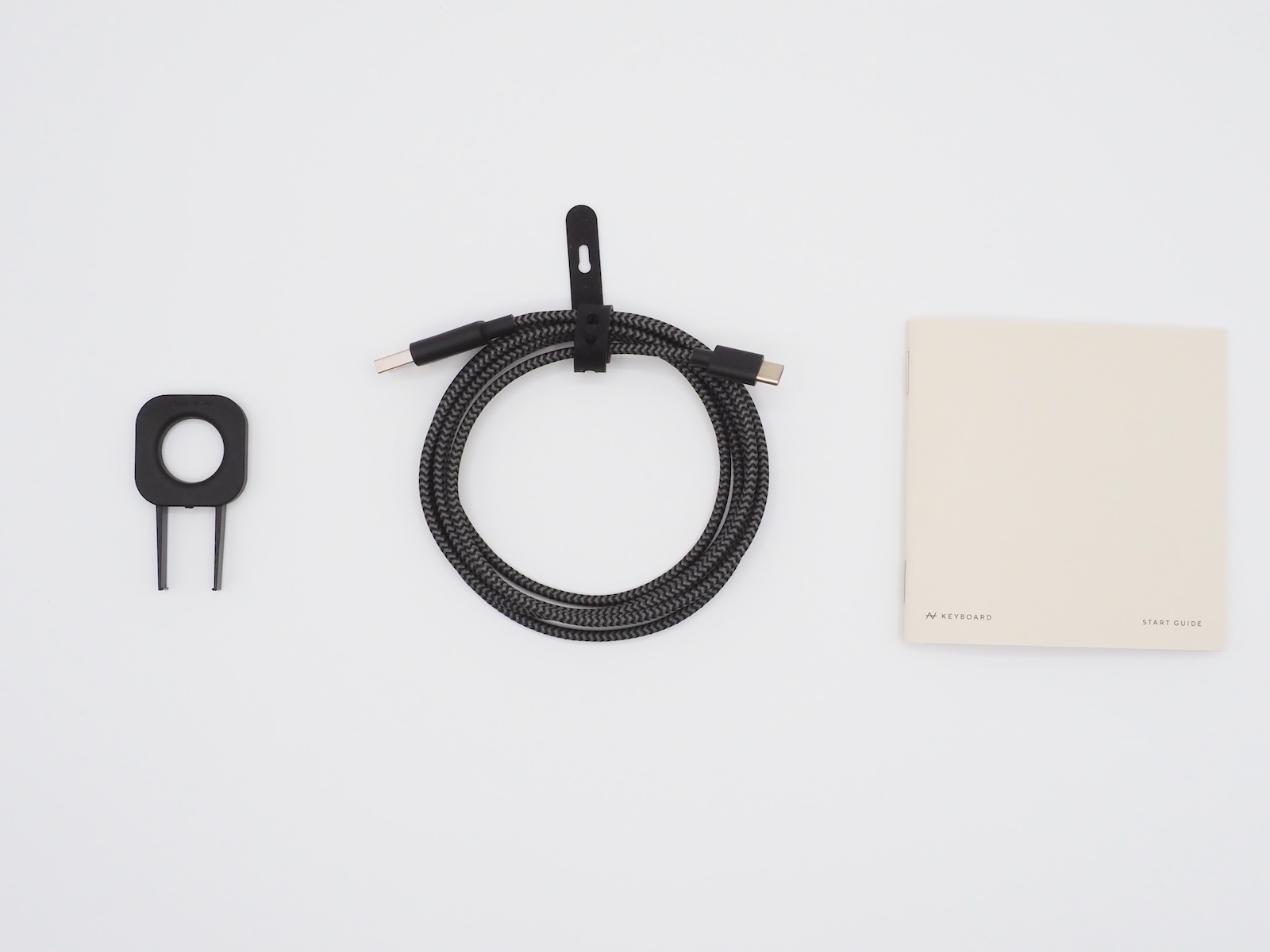 付属品はキープラー、USBケーブル、説明書の計3つ