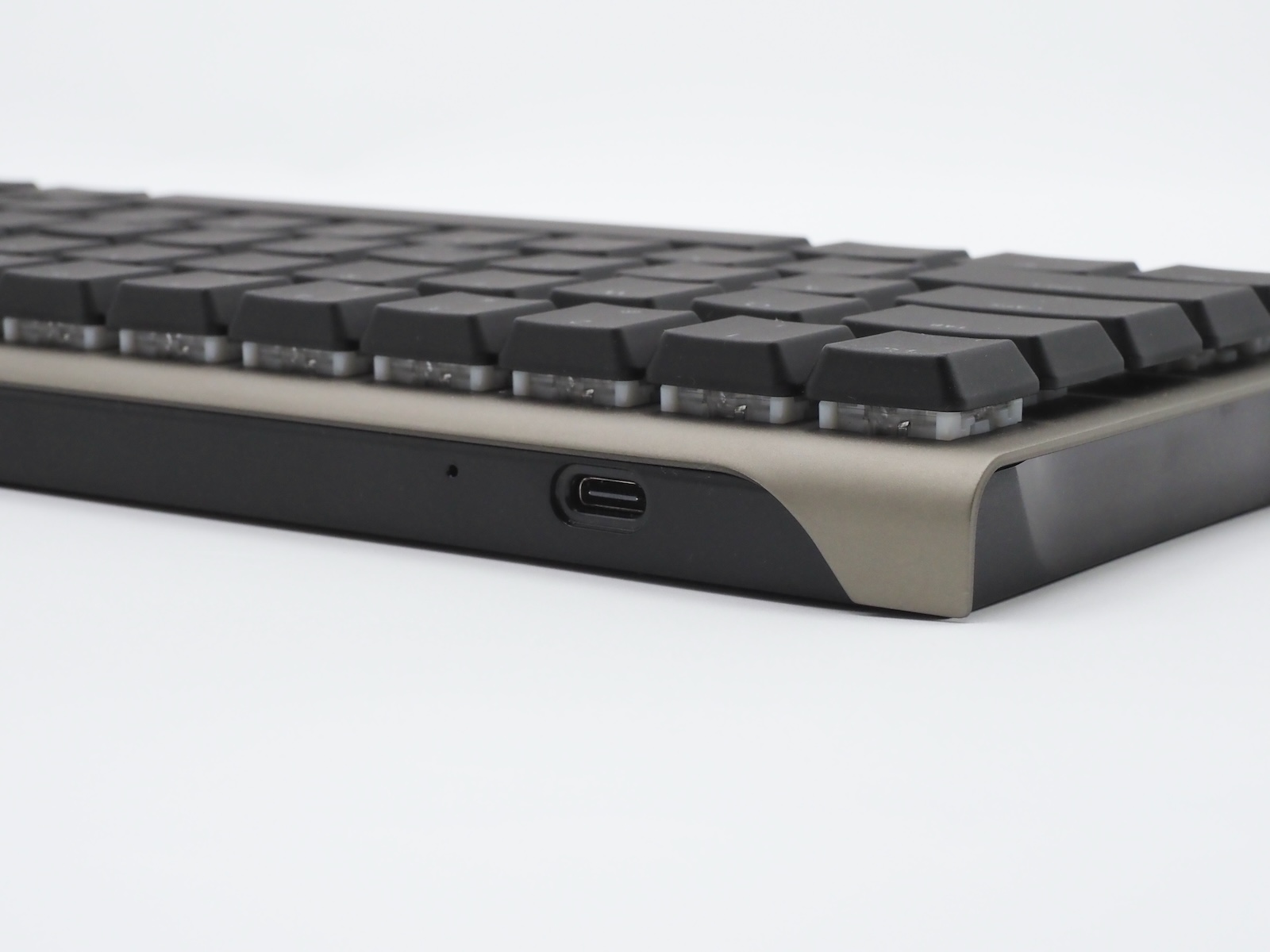 上側面のUSB Type-C端子は“左側”に移設。初代ユーザーからのフィードバックを取り入れた