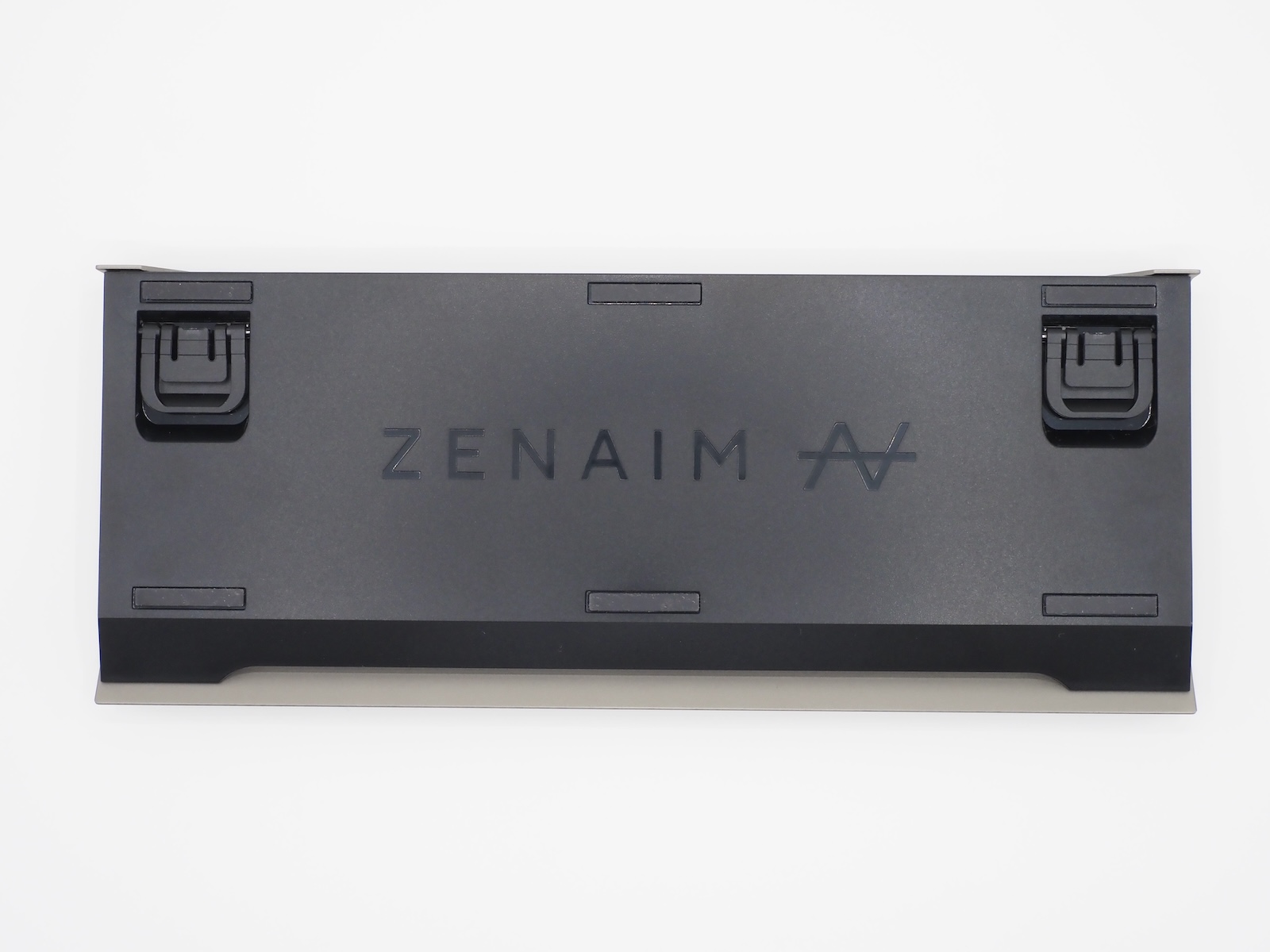 底面には滑り止めのラバーを6カ所（スタンド使用時は5カ所）に設置