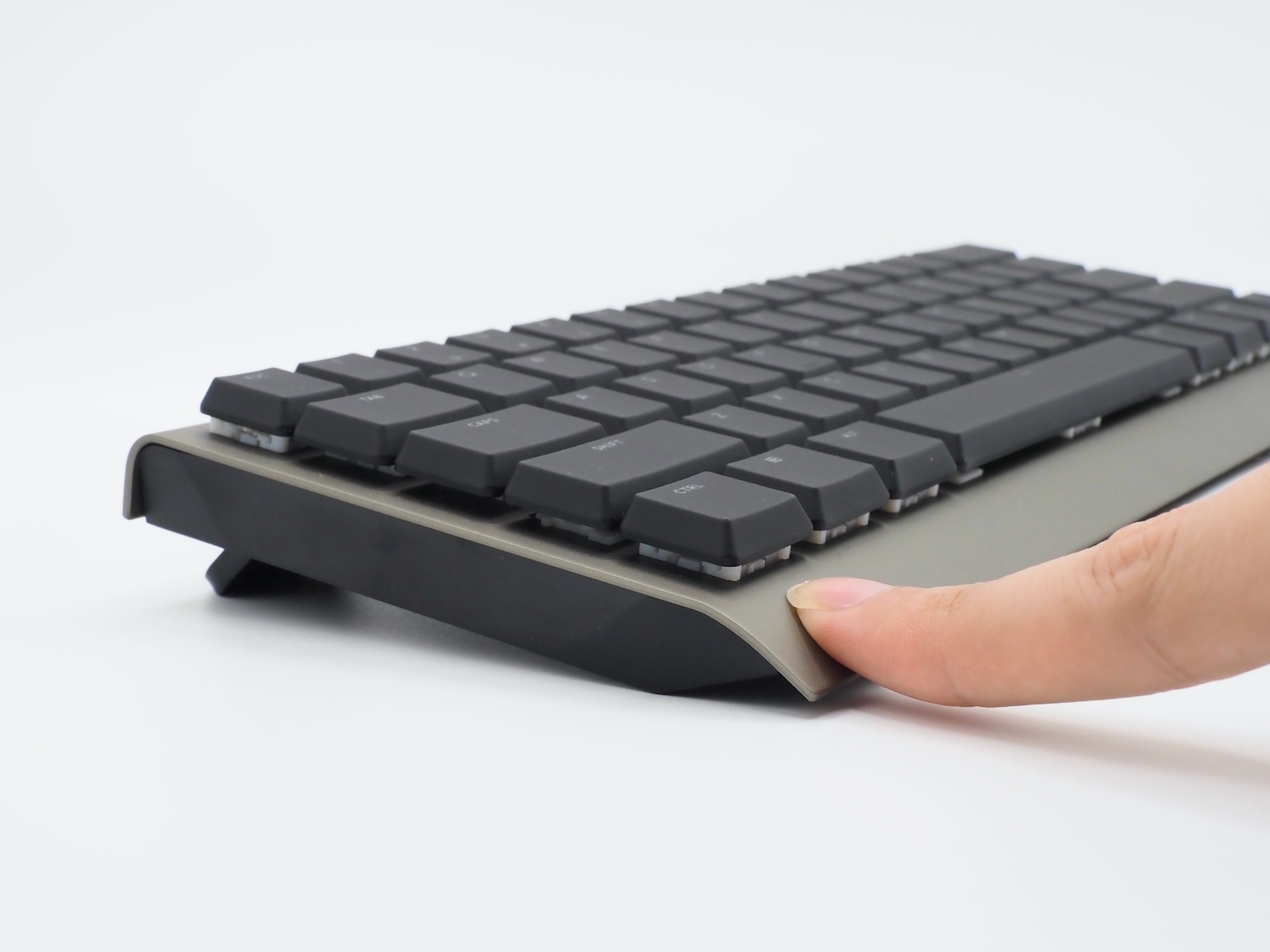 滑り止めラバーの素材も変更され、指で押した程度ではびくともしない。