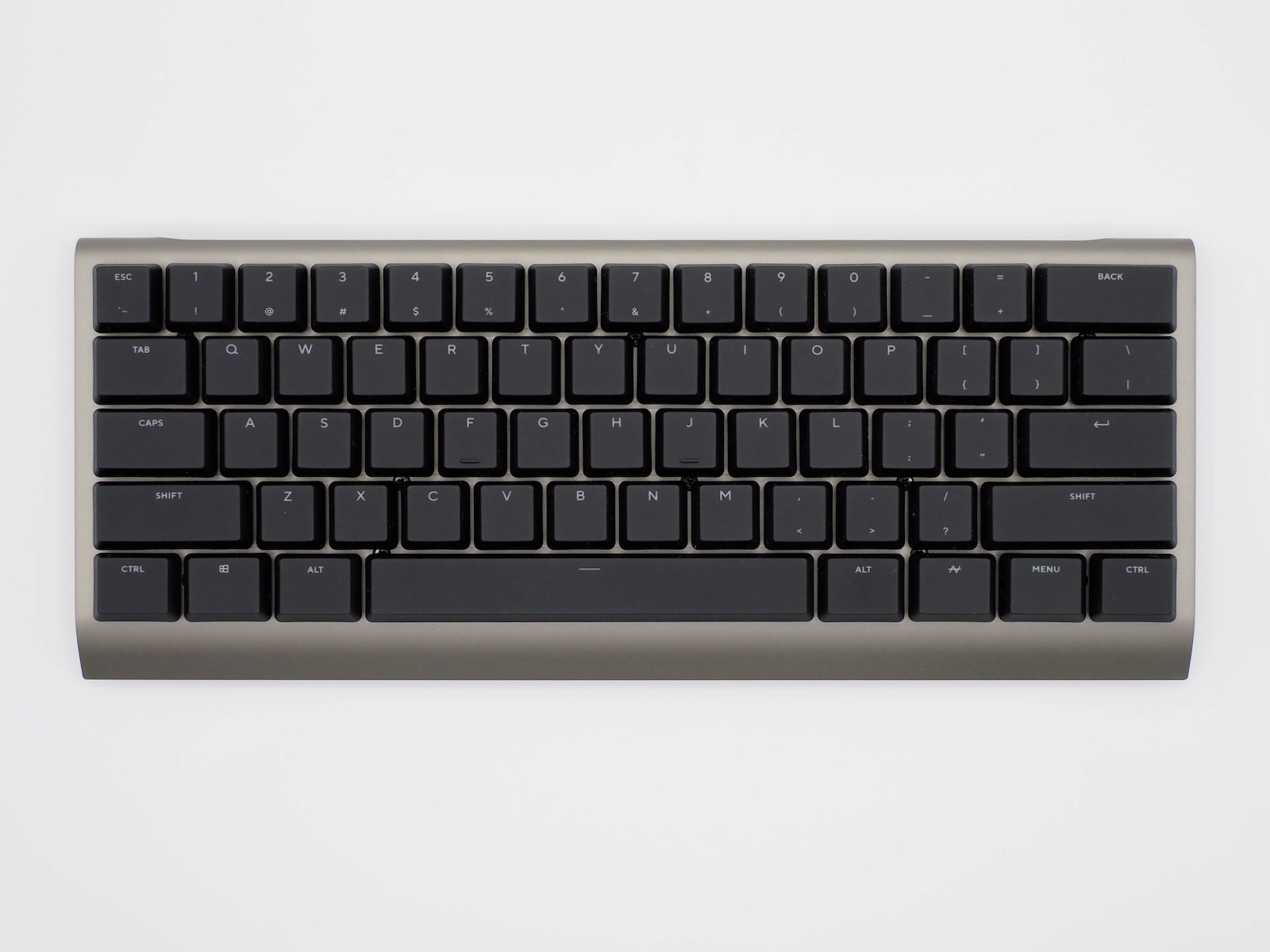 今回お借りしたのは、FPSゲーマーがよく使用するUS配列。スペースキーの長さが人気の秘訣だ