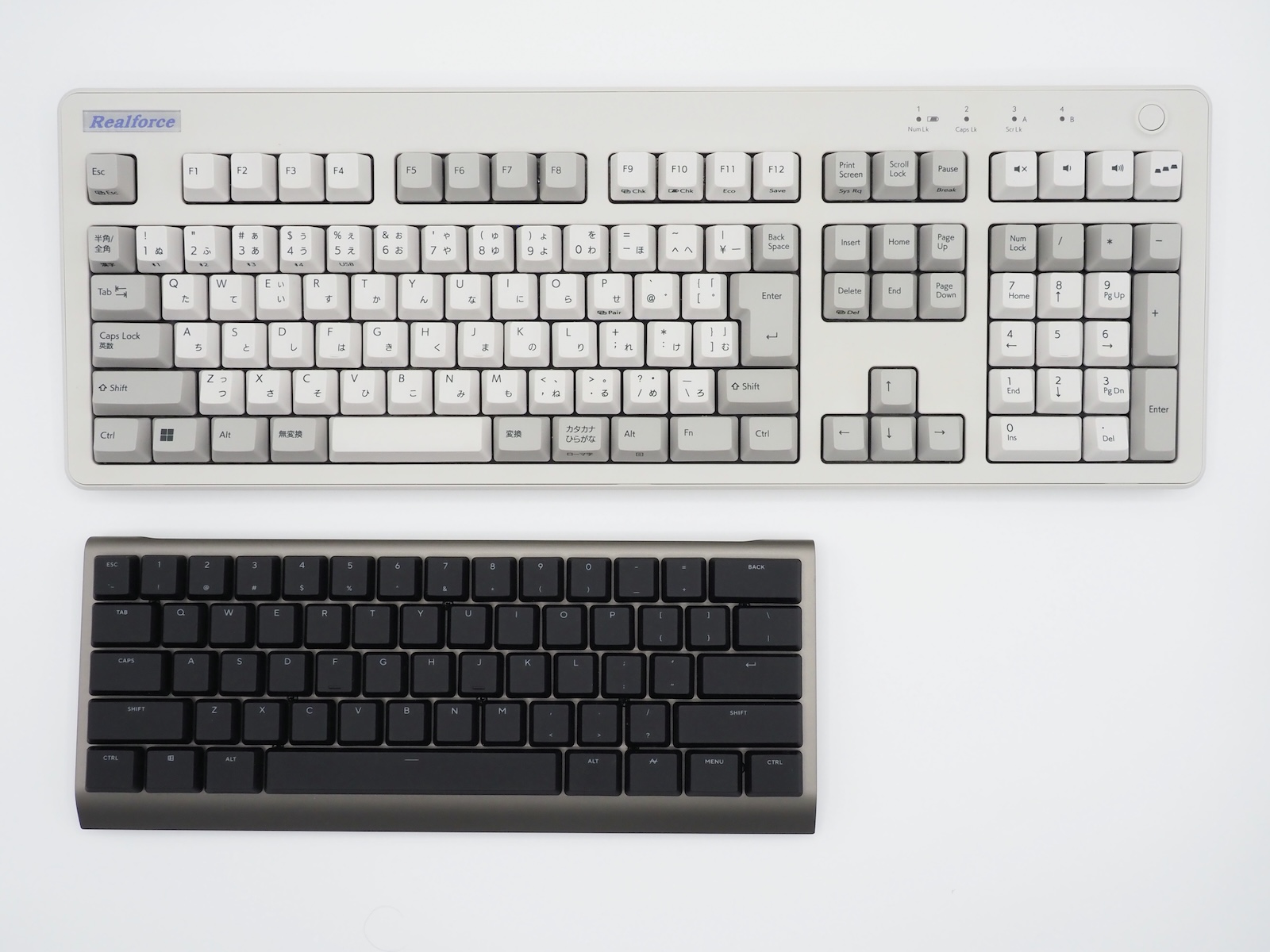 フルサイズキーボード（REALFORCE R3／JIS配列）と比較。60%サイズのコンパクト感が際立つ
