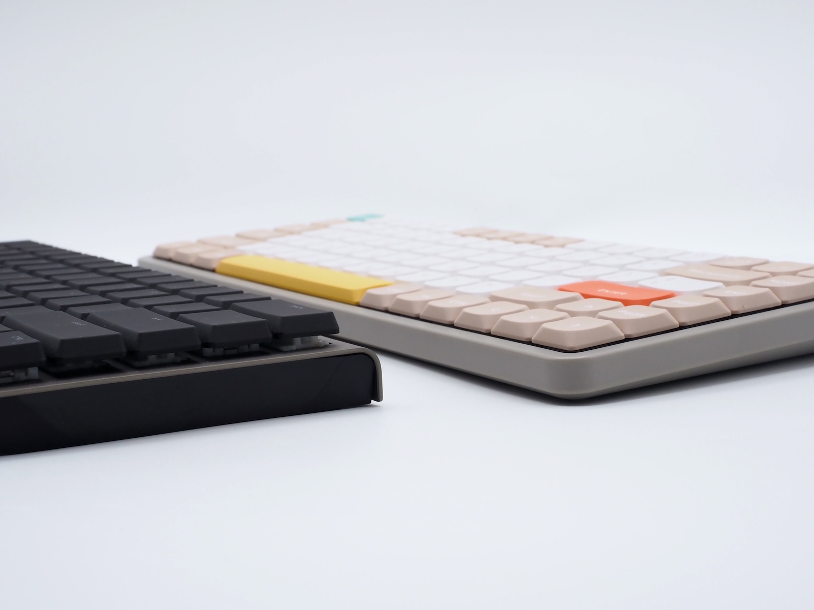 ちなみに「Lofree Flow Lite」は「ZENAIM KEYBOARD2 mini」と同じくロープロファイル。2つを並べると薄さが際立つ