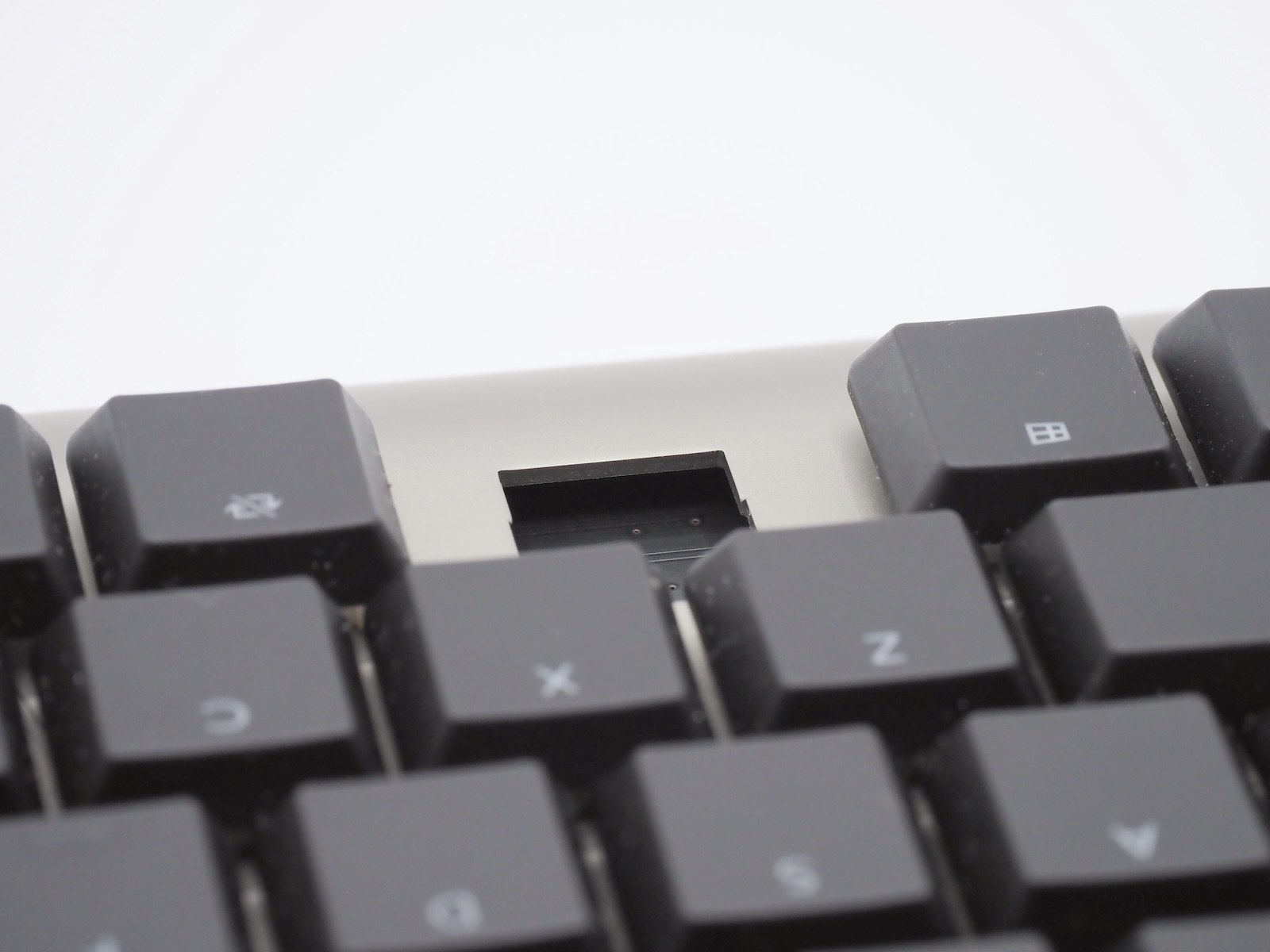 初代モデルは、天板とPCB基板の間が空洞となっていた。この影響もあってか、筆者はタイピング時の反響音が気になっていたのだ