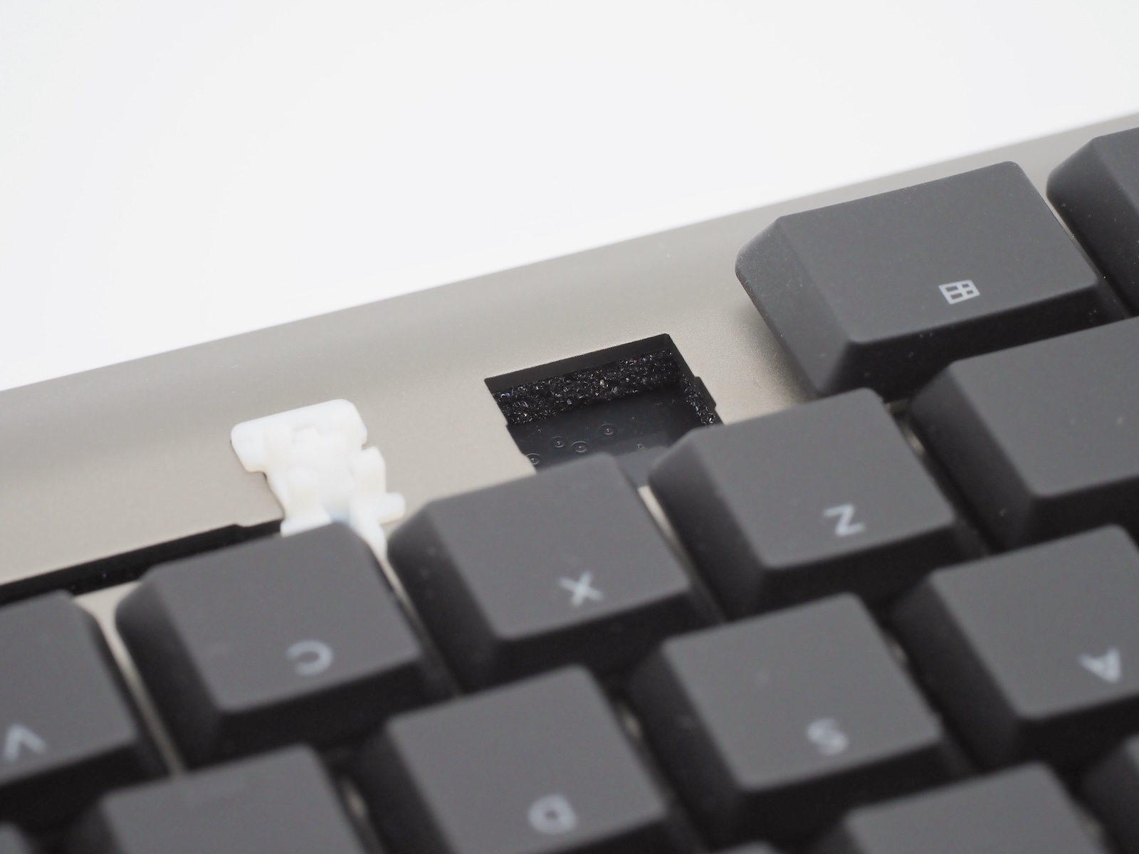 そこで「ZENAIM KEYBOARD2」では、天板とPCB基板の間に高機能フォーム「カームフレックス」を導入