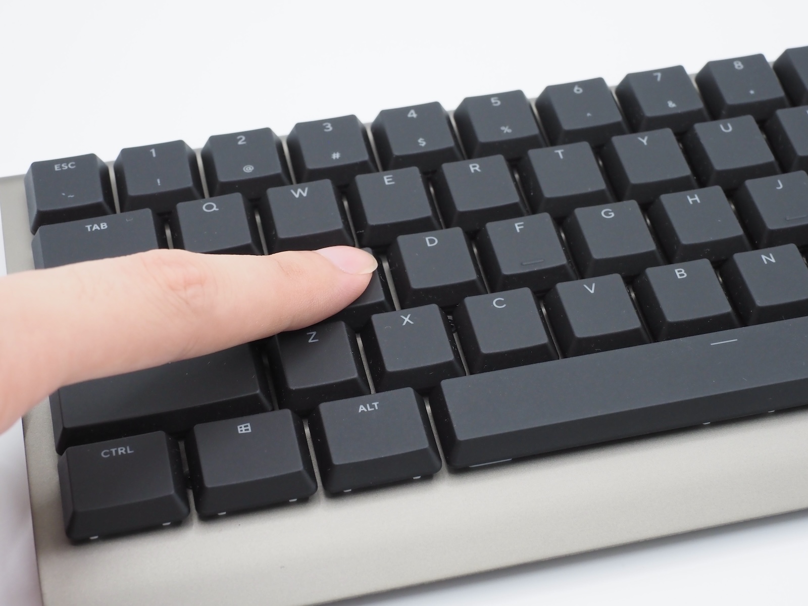 筐体内での反響音がなくなり、安定感のある「カタカタ」とした打鍵音に変わった