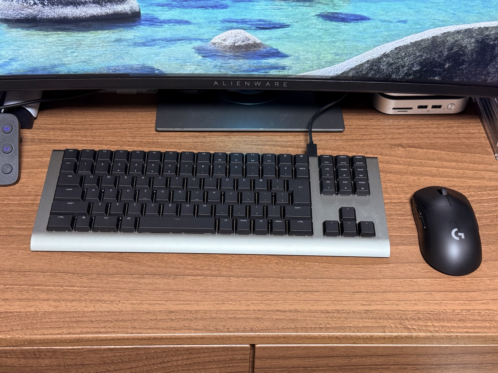 筆者のデスク環境は狭く、テンキーレスサイズでも少し圧迫感がある