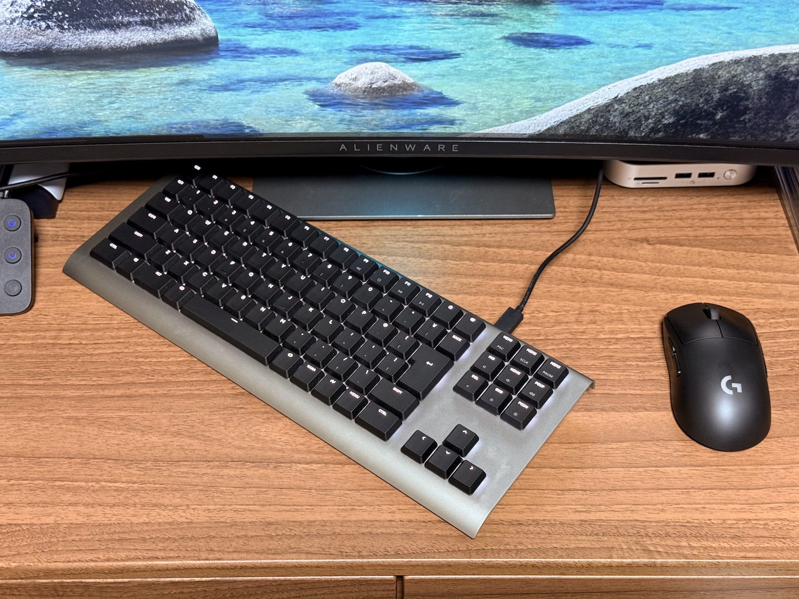 テンキーレスキーボードを斜めに設置すると、もうあまり余裕がない